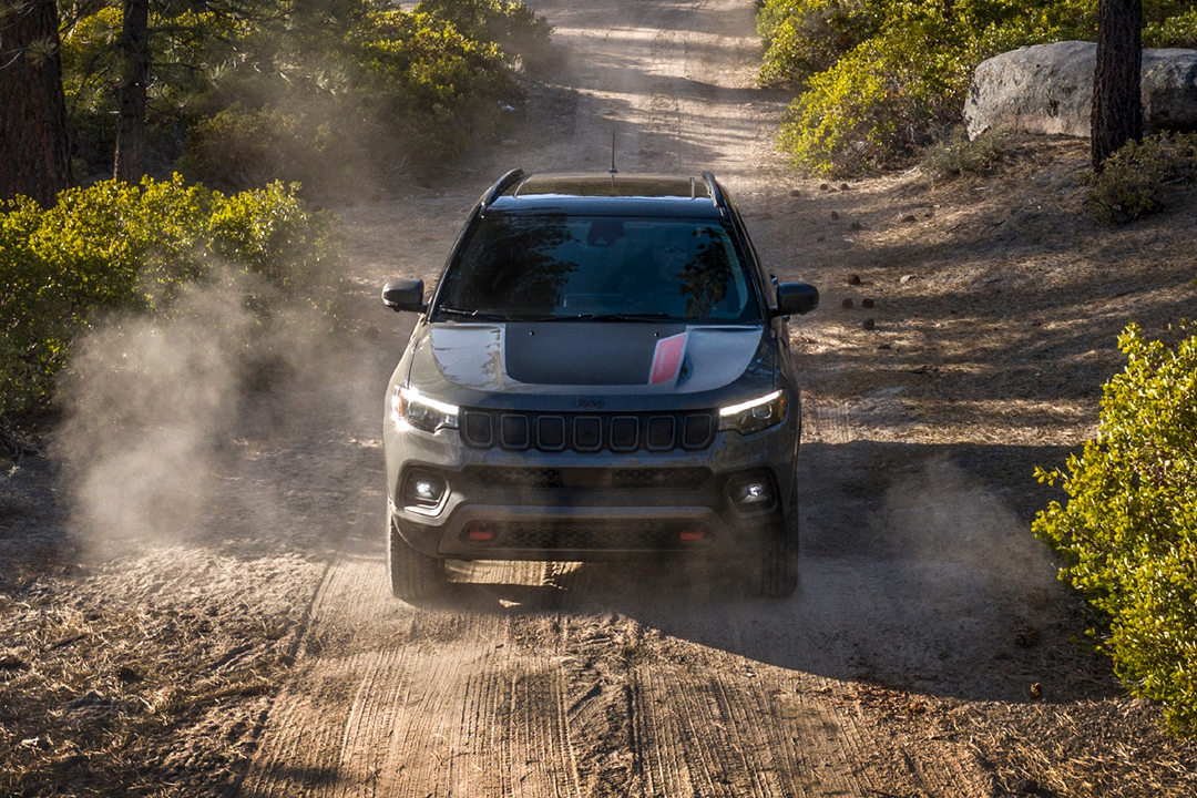 Vue avant du Jeep Compass 2024 sur route de sable