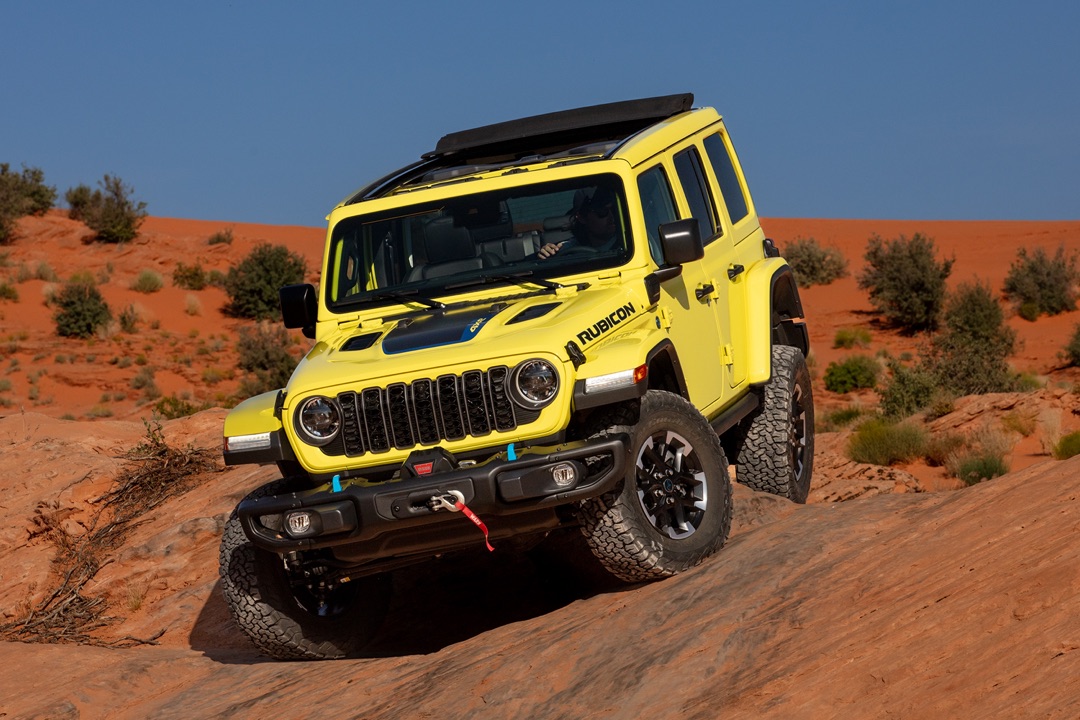 Le Jeep wrangler roule sur des grosses roches sans difficulté.