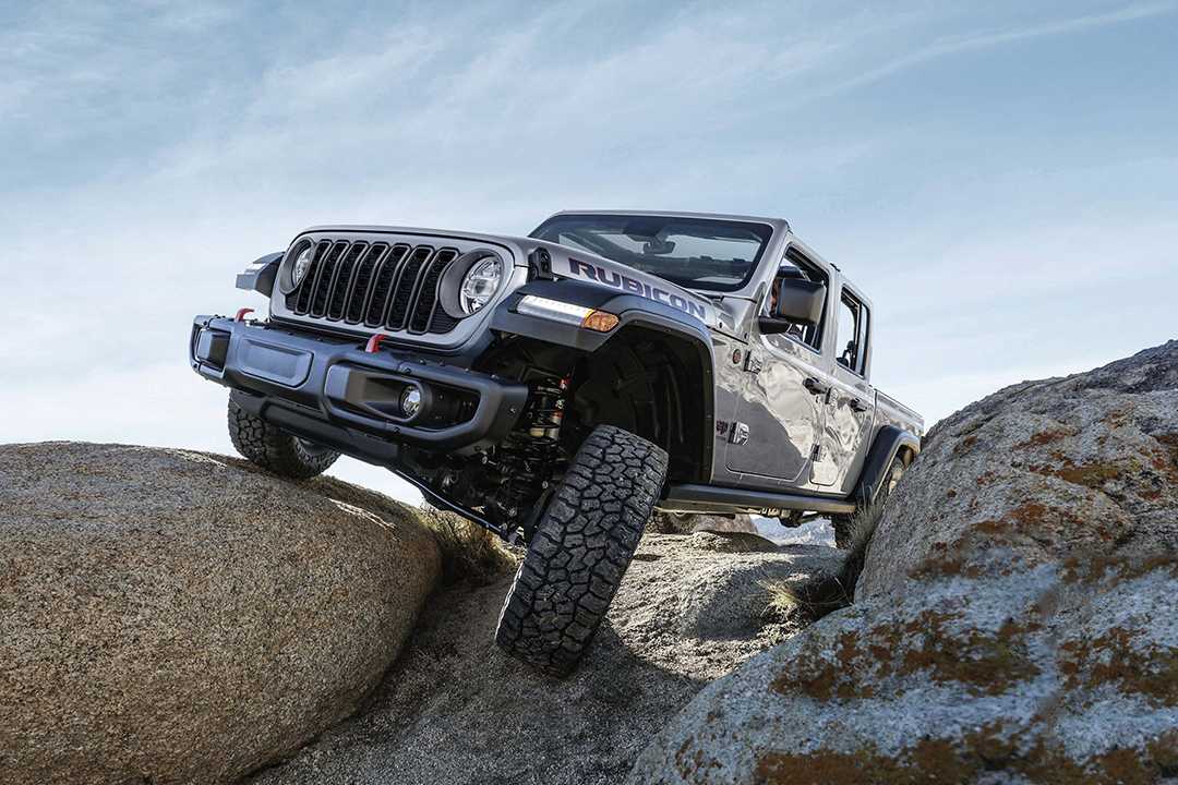 Vue avant et latérale du Jeep Gladiator 2024 sur colline escarpé