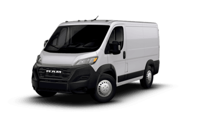 Vue trois quarts avant du Ram ProMaster 1500 2026 blanc, fourgon utilitaire stationné sur fond uni avec silhouette compacte et capot court.