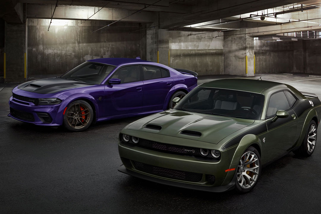 Vue aérienne d'un dodge Charger 2023 et Challenger 2023 sortant d'un sous-terrain