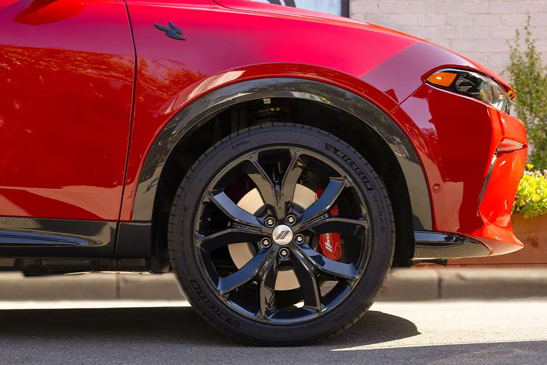 Vue de près de l'avant du Dodge Hornet 2024