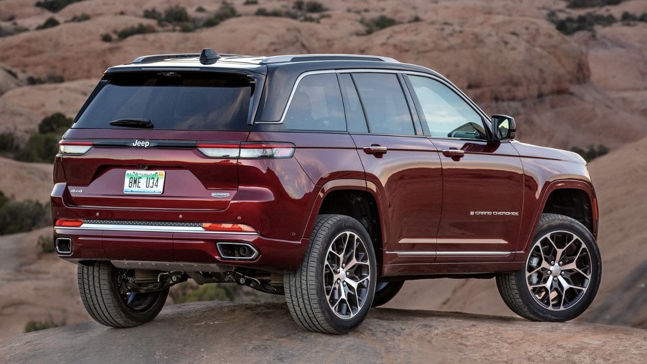 Vue 3/4 arrière du Jeep grand Cherokee 2024.