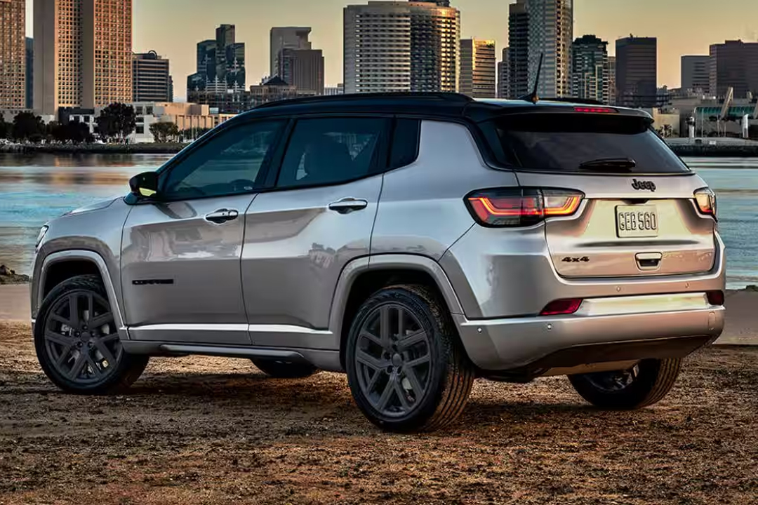 Vue arrière du Jeep Compass 2024 avec vue sur ville