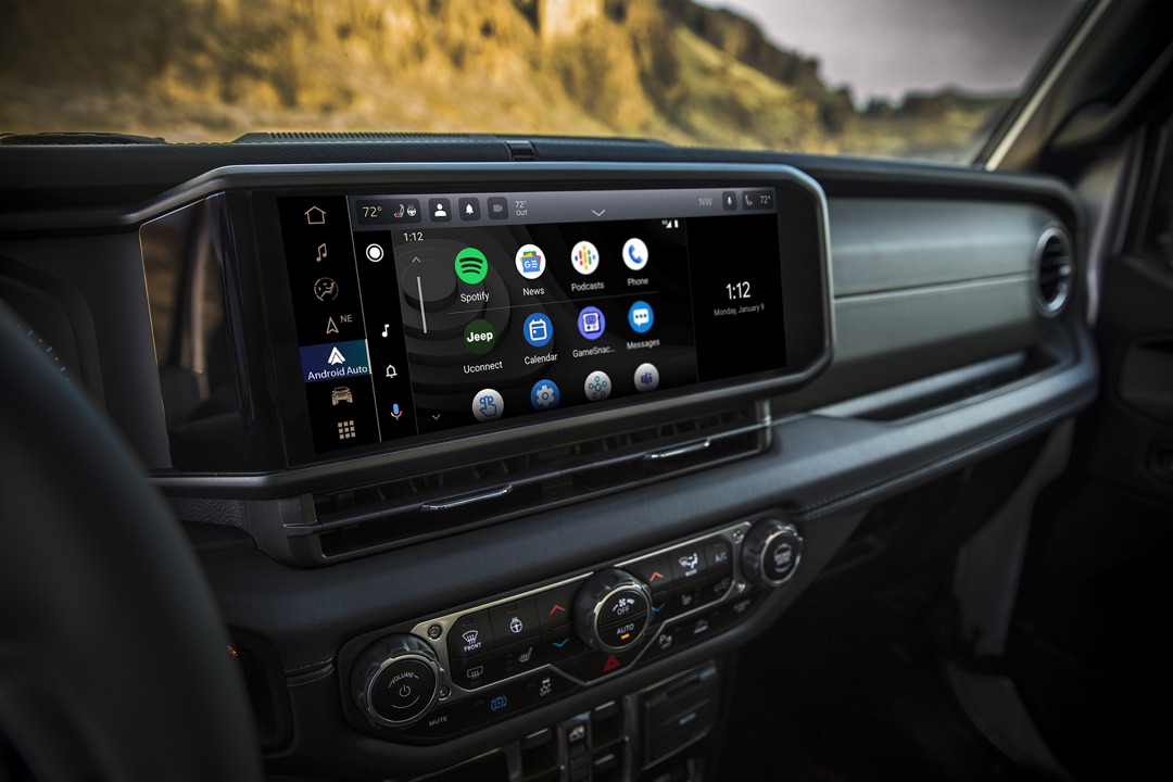 Vue rapprochée sur l'écran tactile et la connectivité que possède le Jeep Wrangler 4xe 2024.