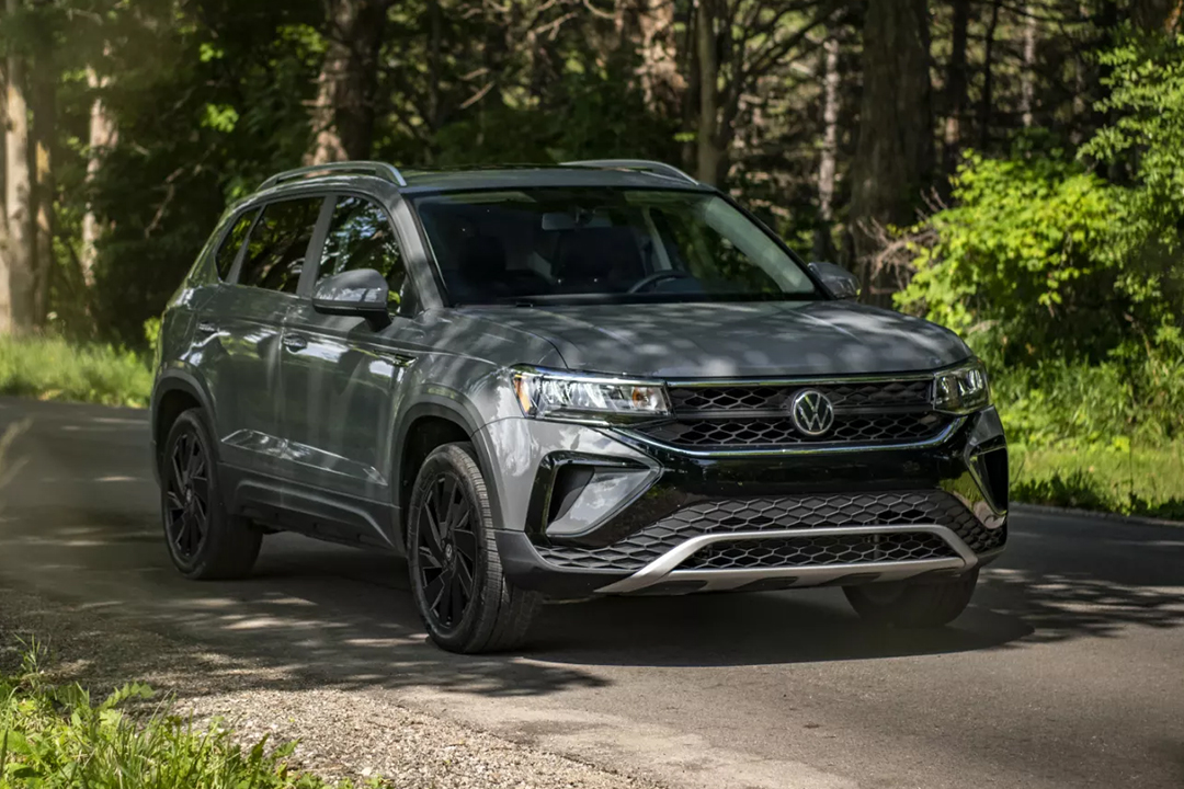 Vue avant du Volkswagen Taos 2024 sur route en campagne