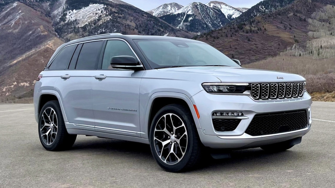 Vue 3/4 avant sur le Jeep Grand Cherokee 2024 stationné devant des montagnes enneigées.