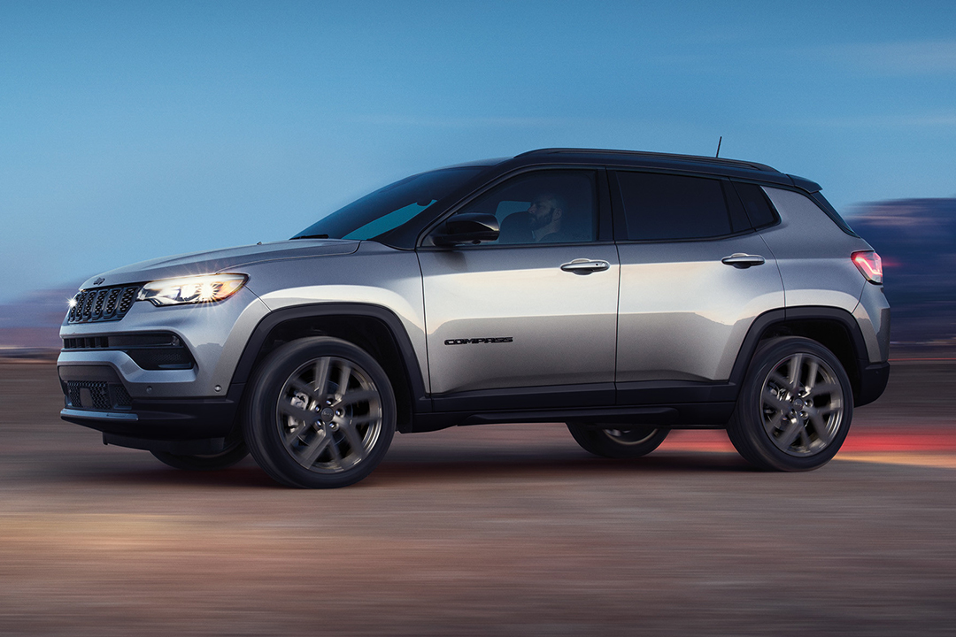 Vue latérale du Jeep Compass 2024 sur route en pleine puissance