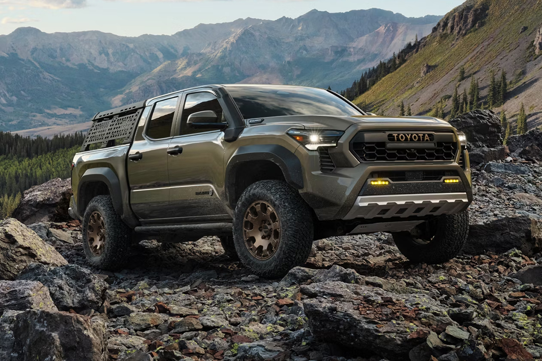 Vue 3/4 avant du Toyota Tacoma 2024 sur montagne escarpé