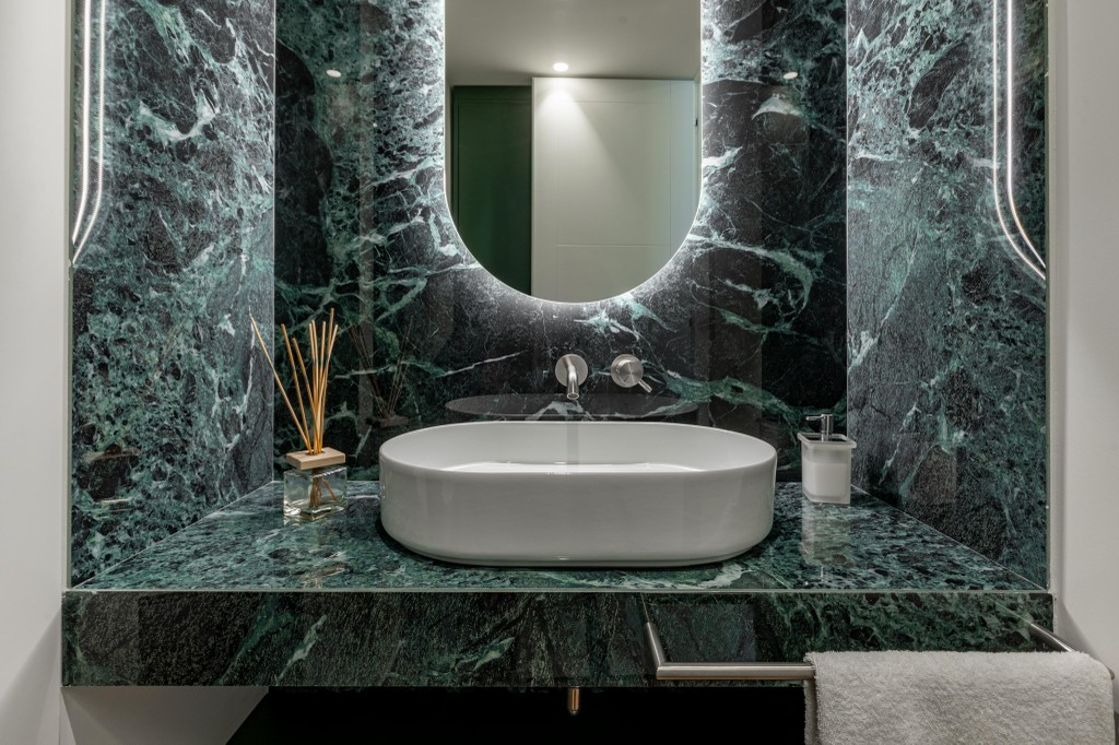 Đá nung kết khổ lớn I NATURALI VERDE ALPI LUC 1200X3000 LAMINAM5+bóng hạng mục ốp tường và mặt đá phòng tắm