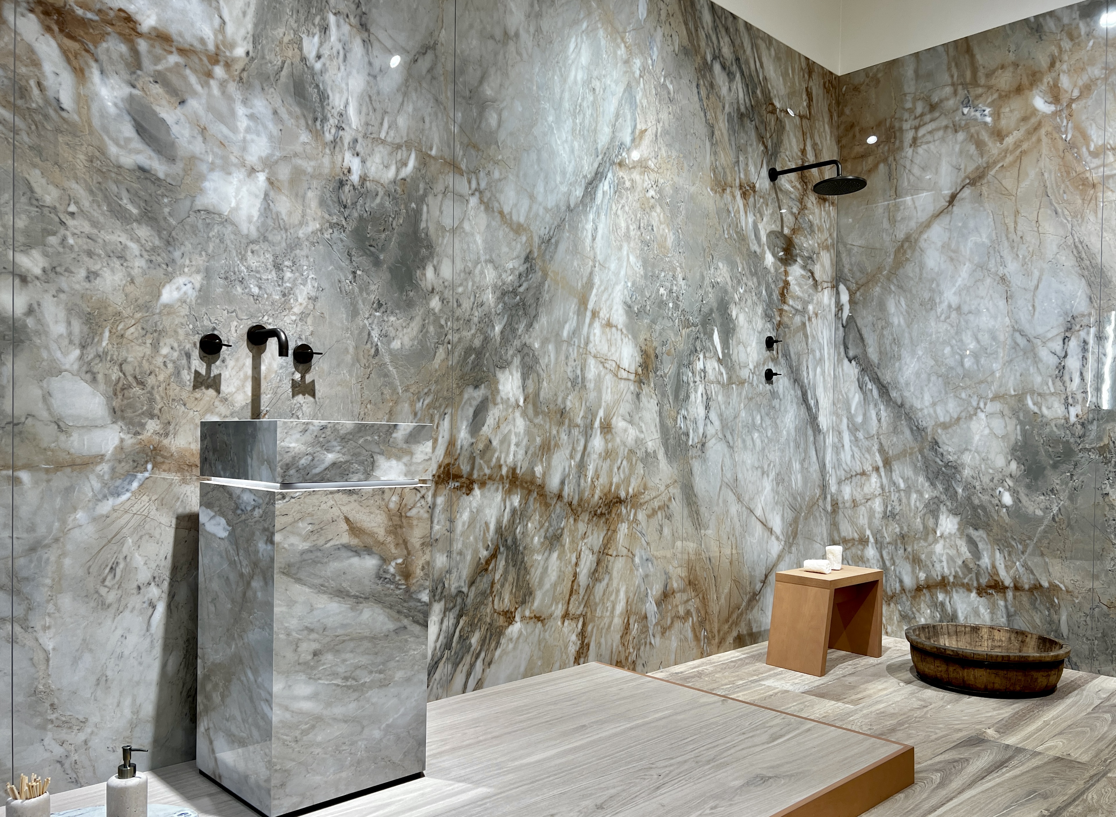 Ứng dụng của BRECCIA VAN GOGH<br>POLISHED trong hạng mục ốp tượng và nội thất phòng tắm
