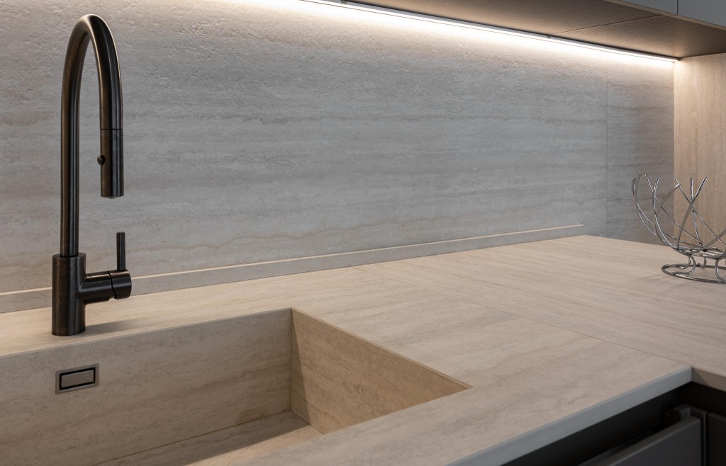 HADO TRAVERTINO BIANCO BOCC. 1000x3000 LAMINAM5