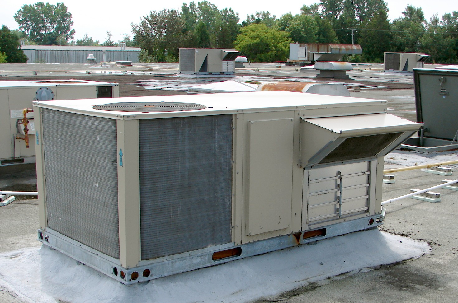Rooftop packaged heating and cooling equipment