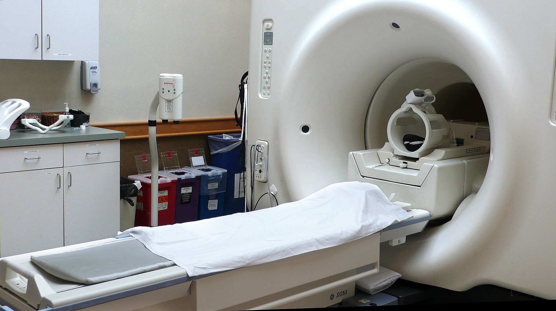 GE magnetic resonance imaging scanner