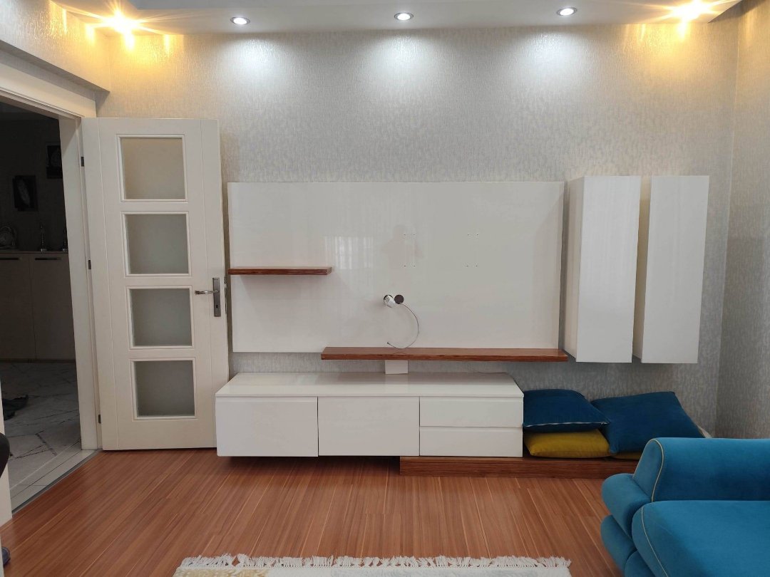 LED Işıklı Modern TV Ünitesi – Temiz ve Yeni Ayarında