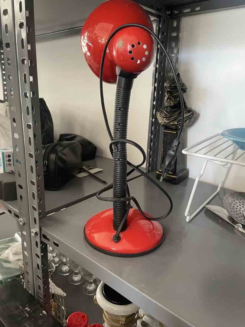 Kırmızı masa lambası