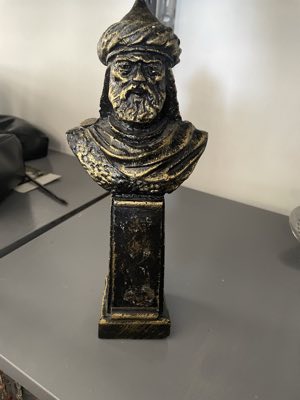 Bu görsel, siyah ve altın renklerinde detaylandırılmış, özel bir taş karışımından üretilen Kanuni Sultan Süleyman dekoratif büstünü göstermektedir.