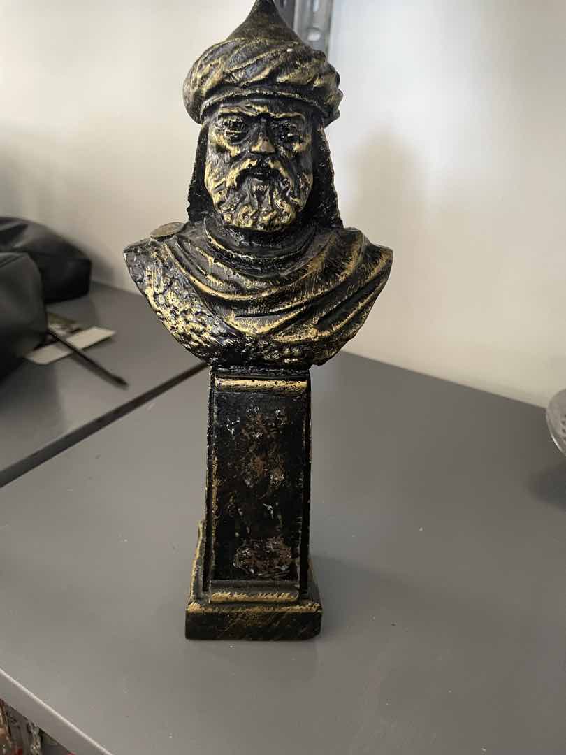 Bu görsel, siyah ve altın renklerinde detaylandırılmış, özel bir taş karışımından üretilen Kanuni Sultan Süleyman dekoratif büstünü göstermektedir.