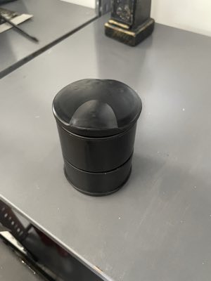 Bu, araç bardaklıklarına uygun, plastik malzemeden üretilmiş, kapaklı bir otomobil kül tablasıdır.