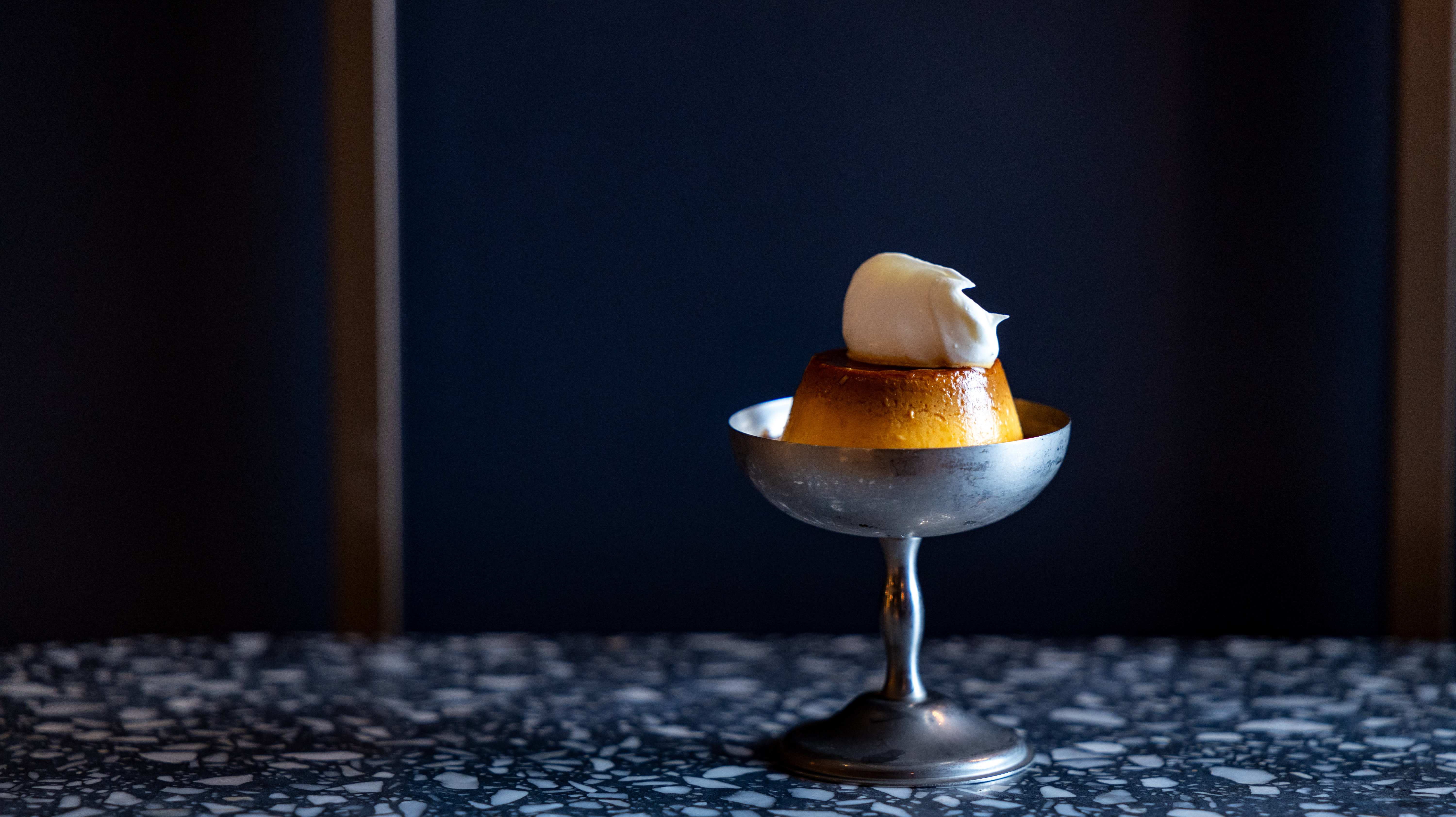 【大人の夜カフェ】深夜に味わう「自家製クラシック・プリン」。苦味の効いたカラメルが中洲の夜に合う🍮