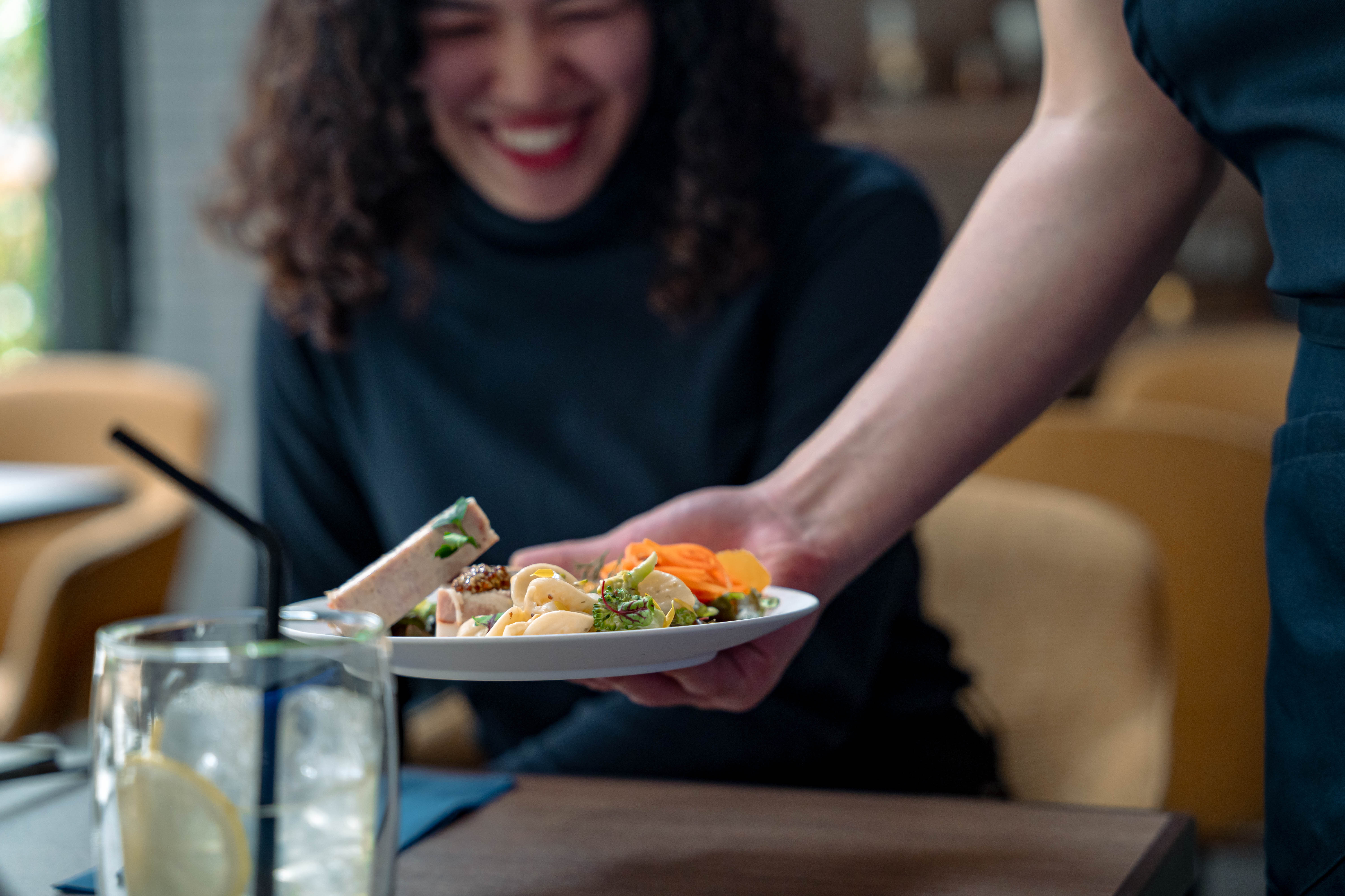 カジュアルフレンチを日常に。朝食からディナーまで愉しめるおしゃれなレストラン。