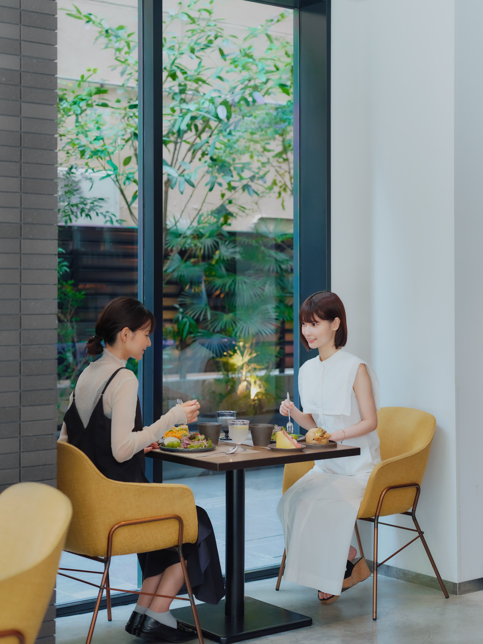 朝日が差し込む温かい窓際の席で、朝からエネルギーチャージ