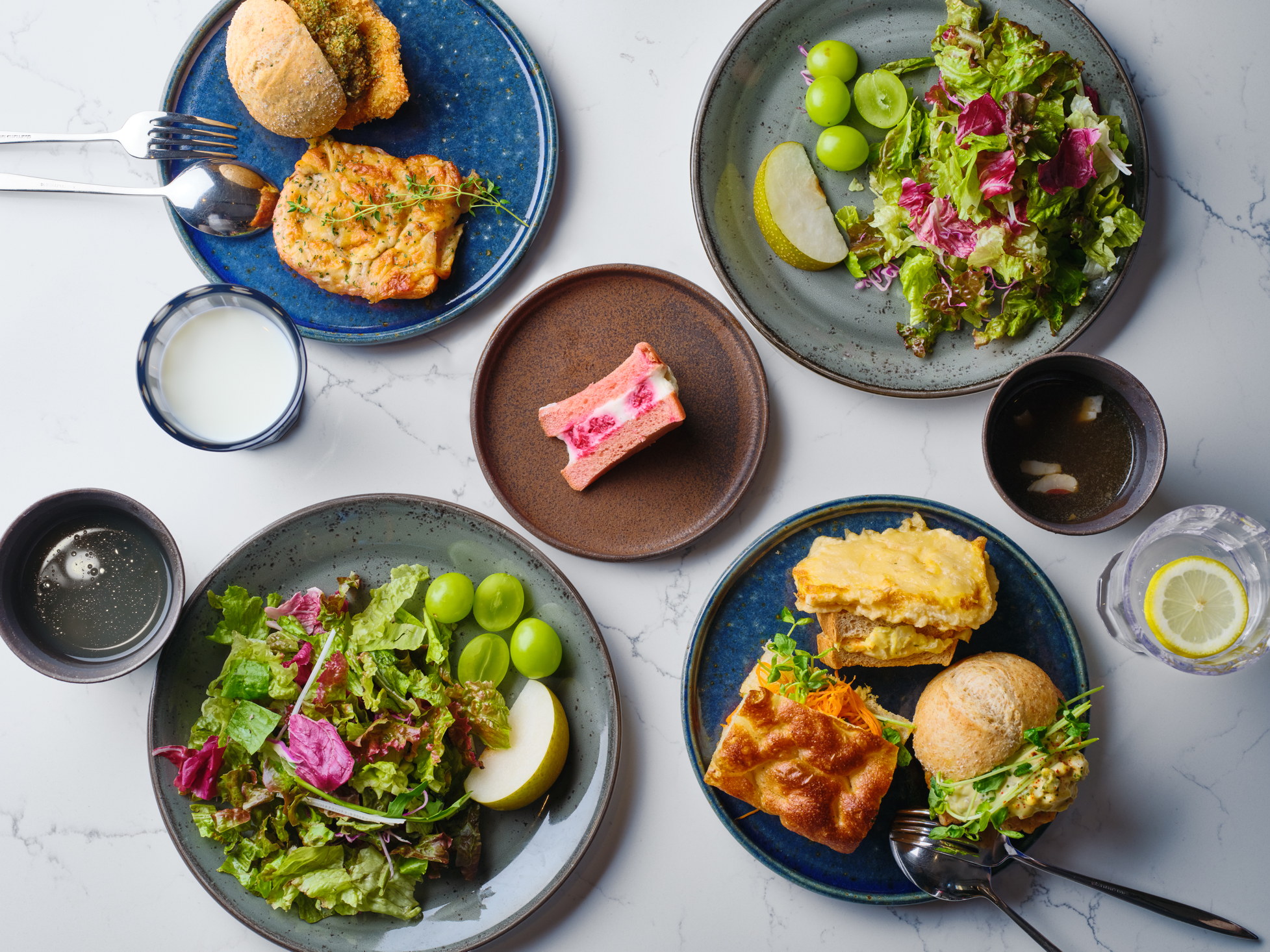 必食!「はみ出るチキン南蛮サンド」で朝からパワーチャージ!