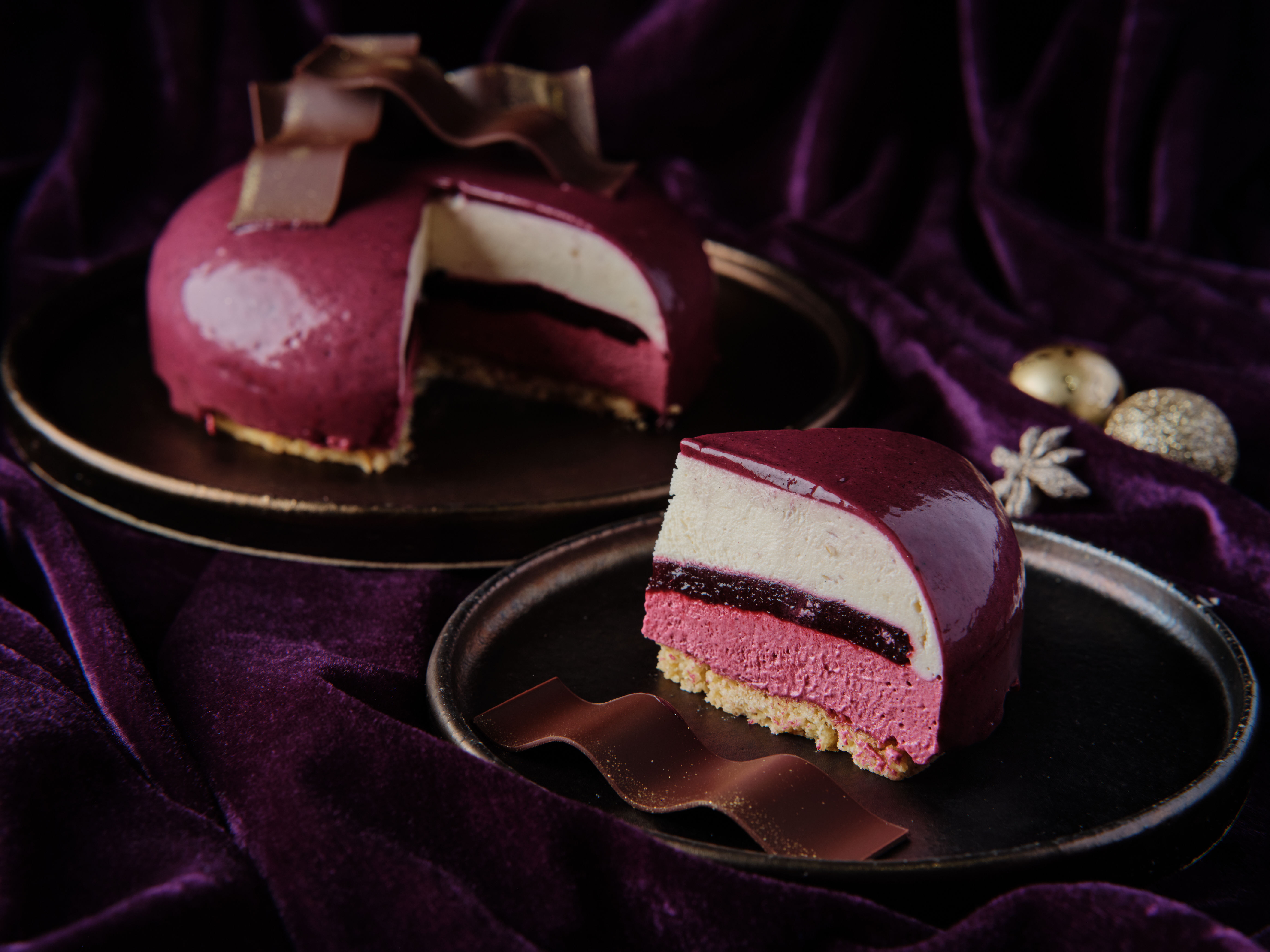 <宿泊者限定>フレンチシェフ考案のボルドー色に輝くクリスマスケーキ「Noel de glamour」