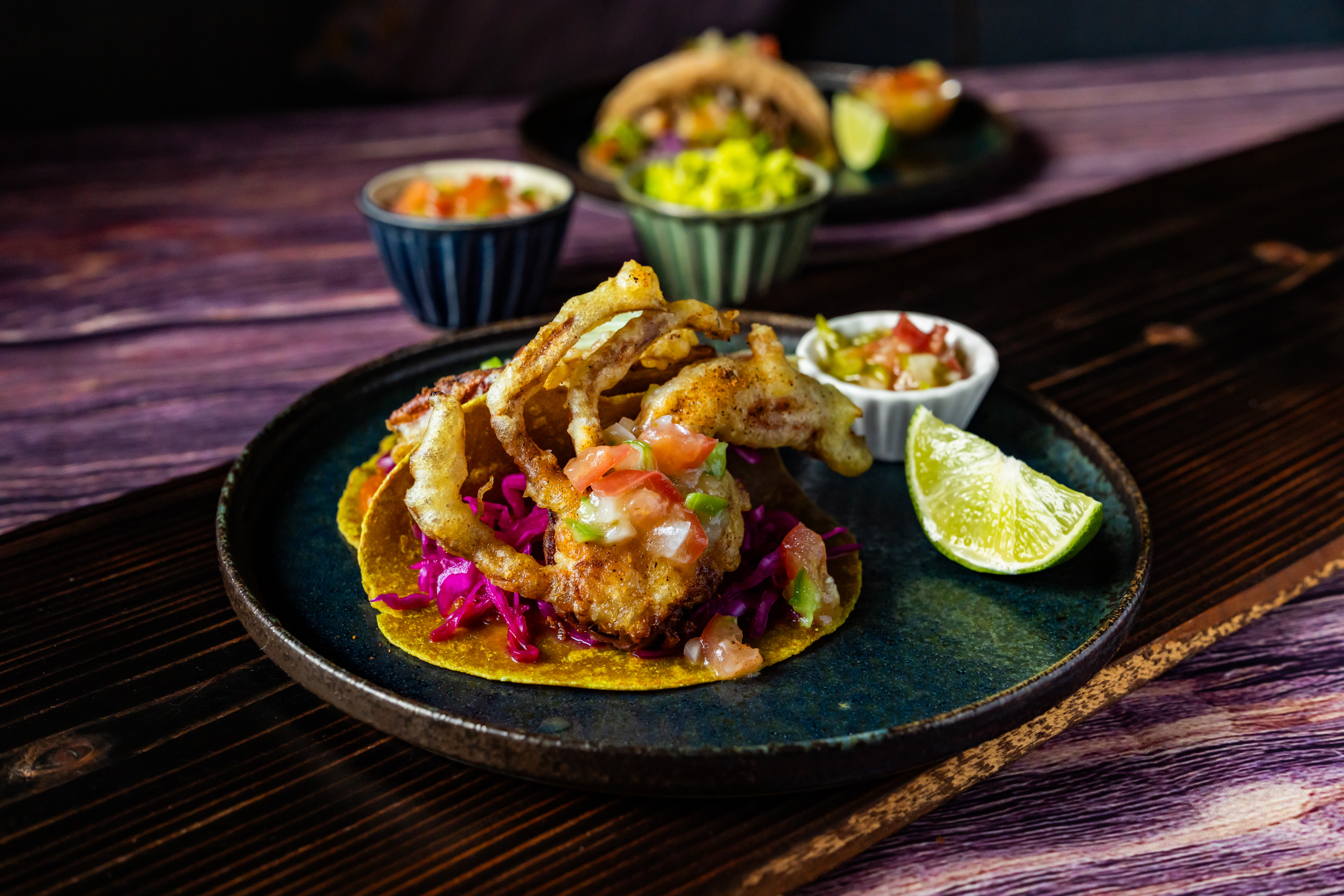 那覇で豪快にかぶりつく🦀インパクト抜群の蟹タコス🌮