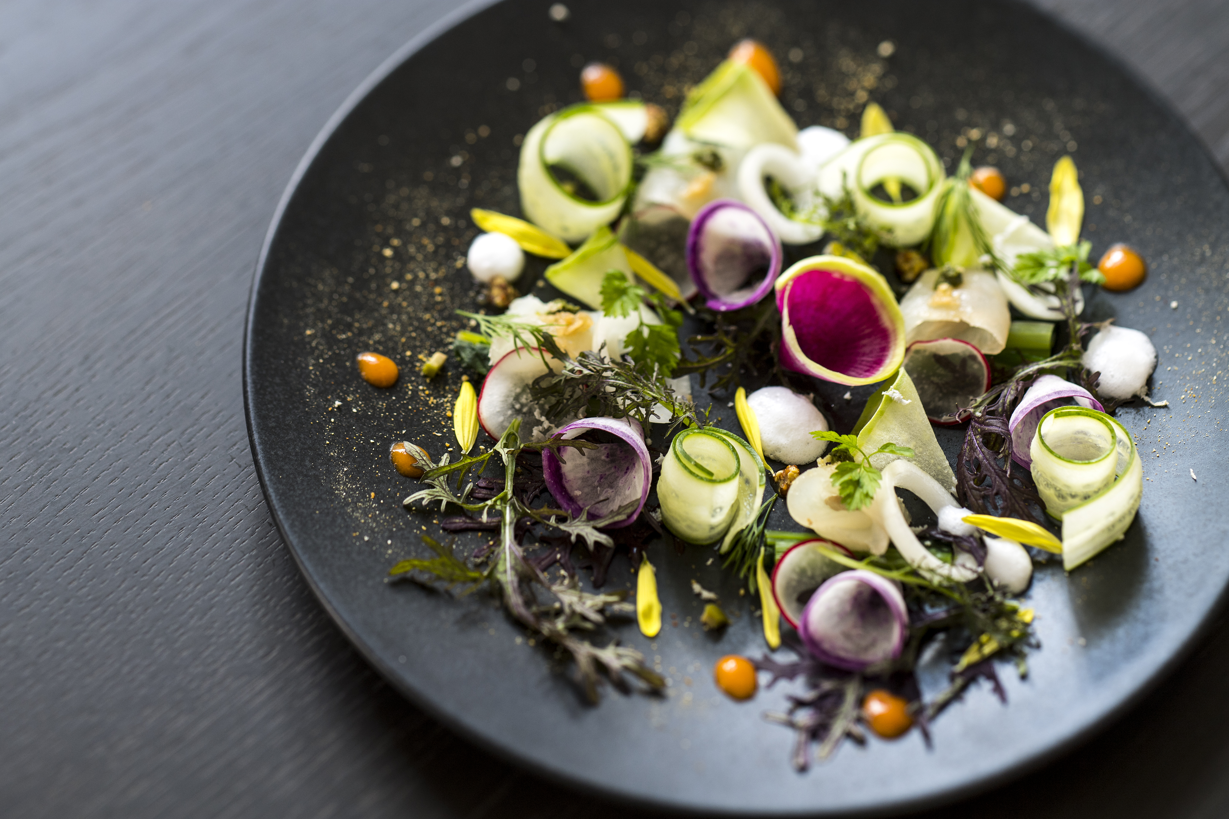 五感で愉しむフレンチ体験！色鮮やかな驚きの一皿