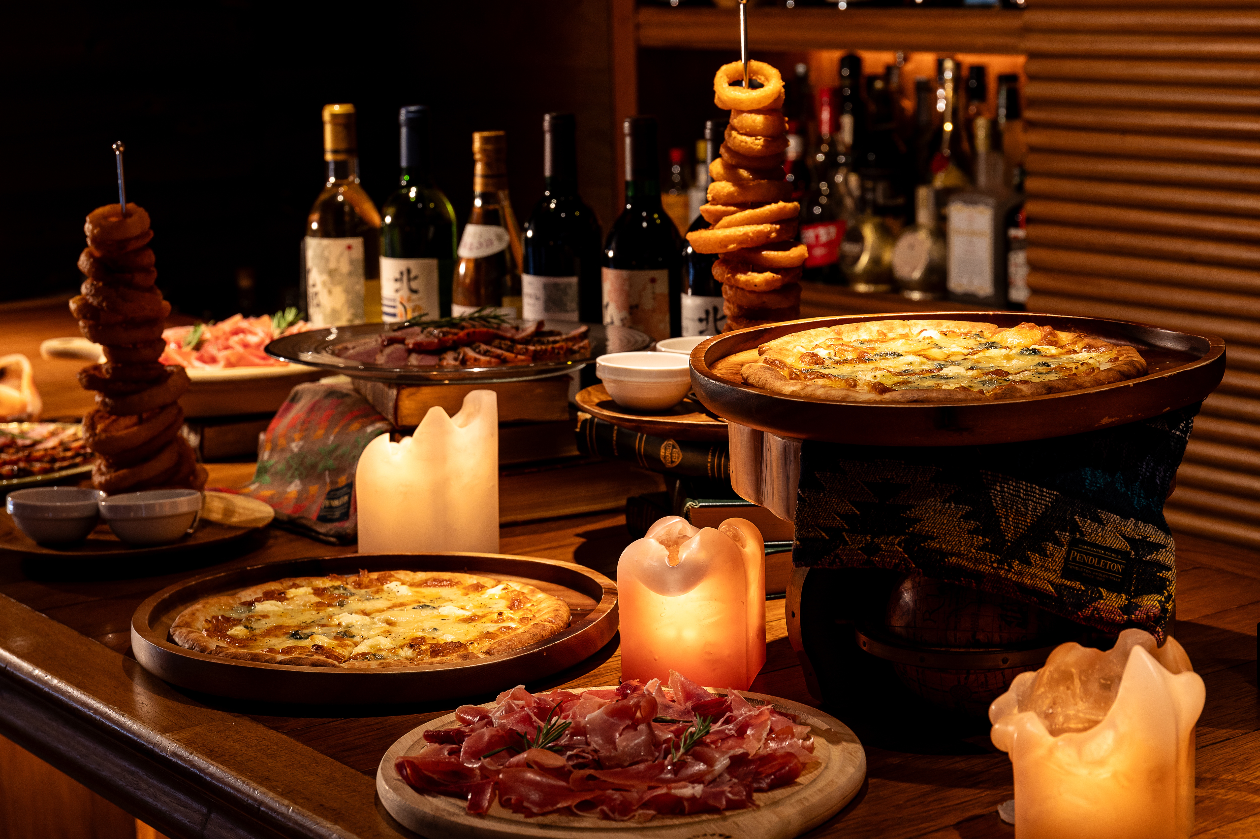 お酒だけじゃない、熱々のオリジナルピザが自慢！