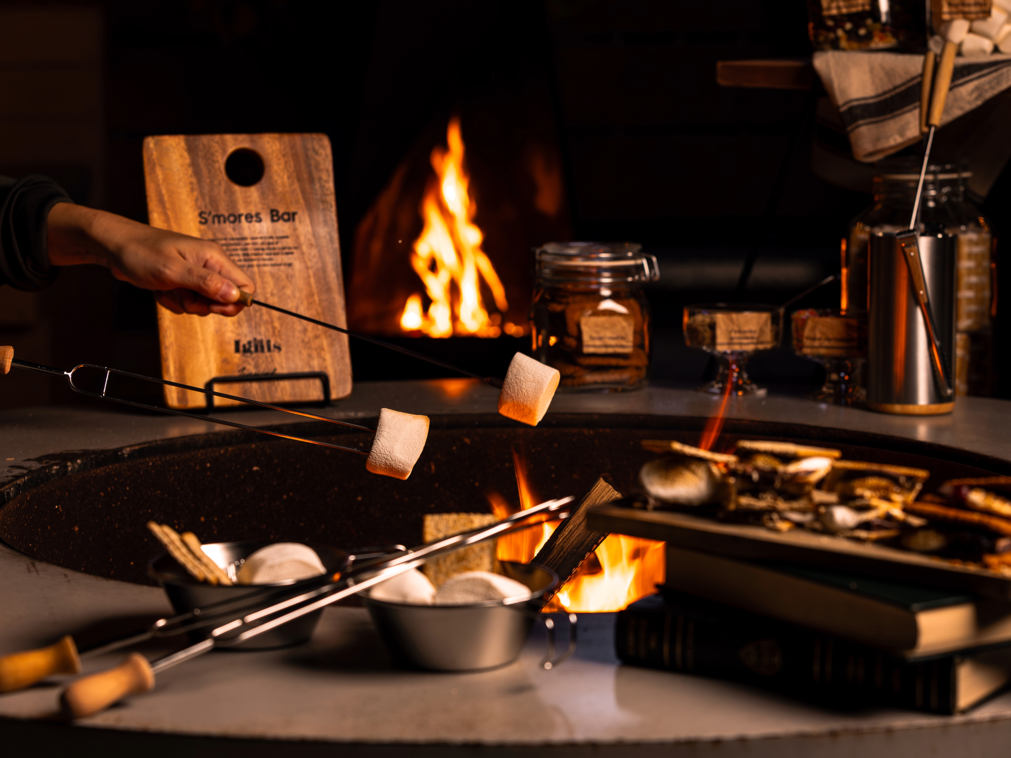 焚き火を囲んで乾杯!札幌の夜はルーフトップでスモア体験