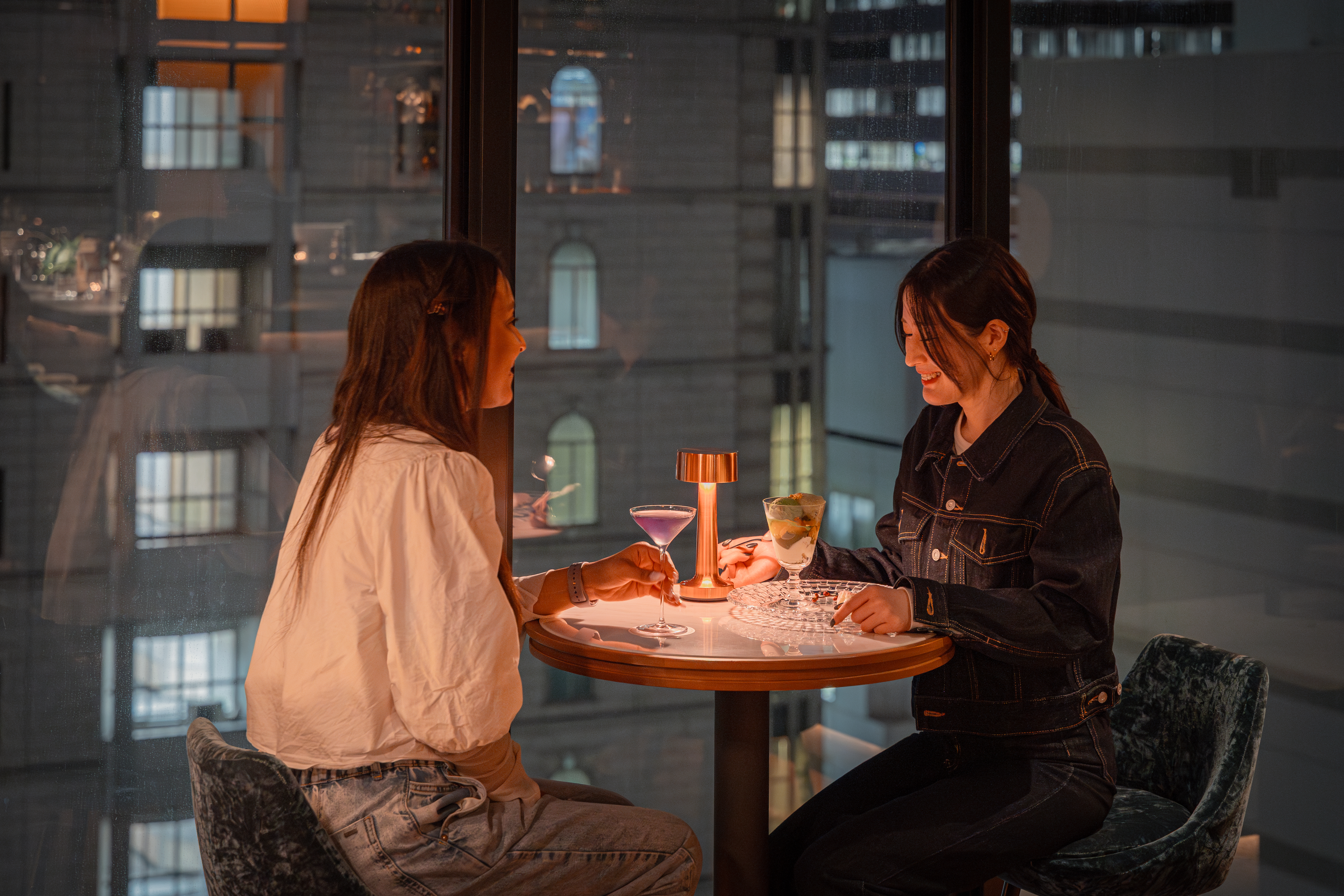 ホテル最上階のおしゃれバーで夜カフェ体験！