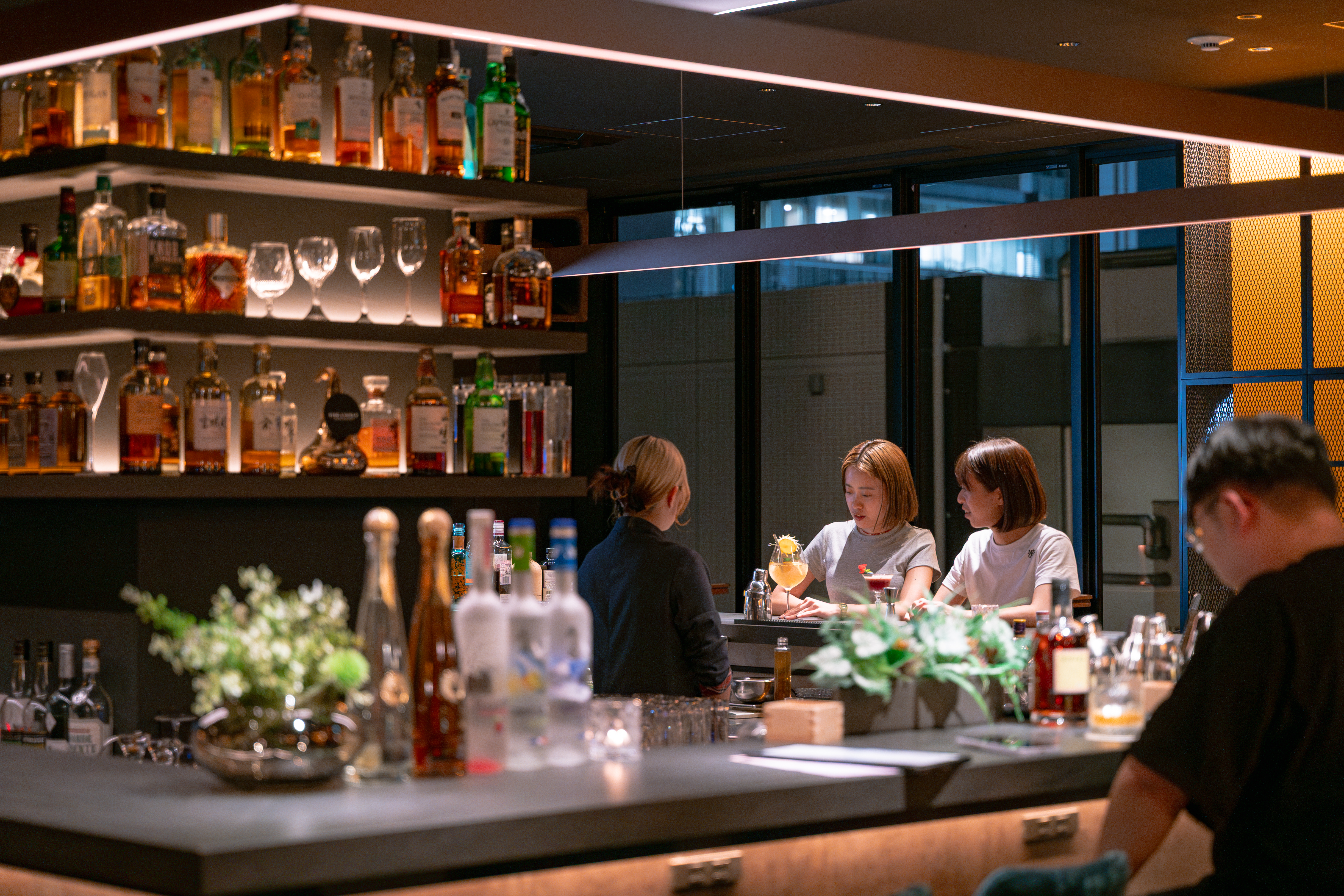 都会の夜を彩る、洗練されたカウンターバー体験