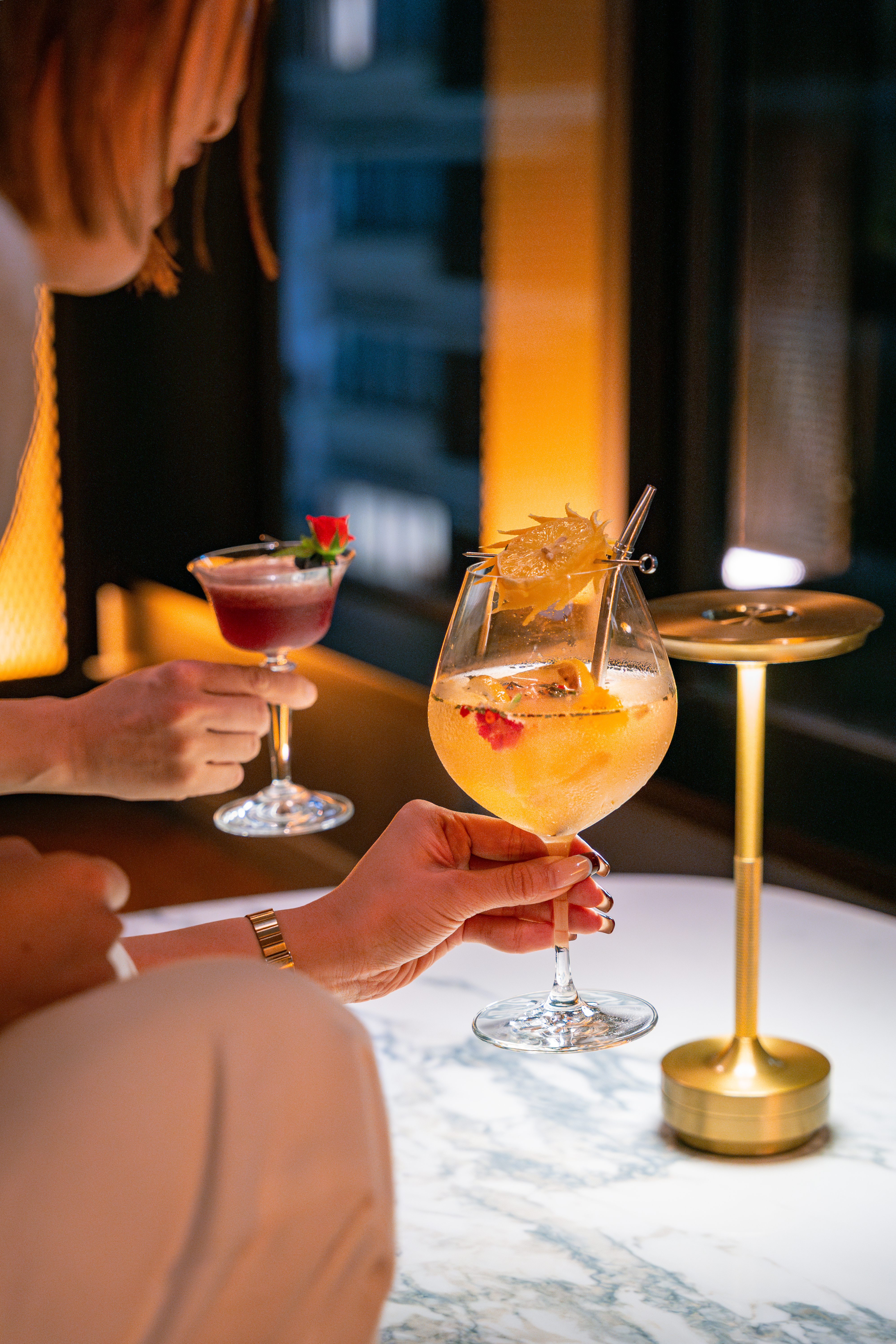 窓際のソファ席で二人きりの世界を