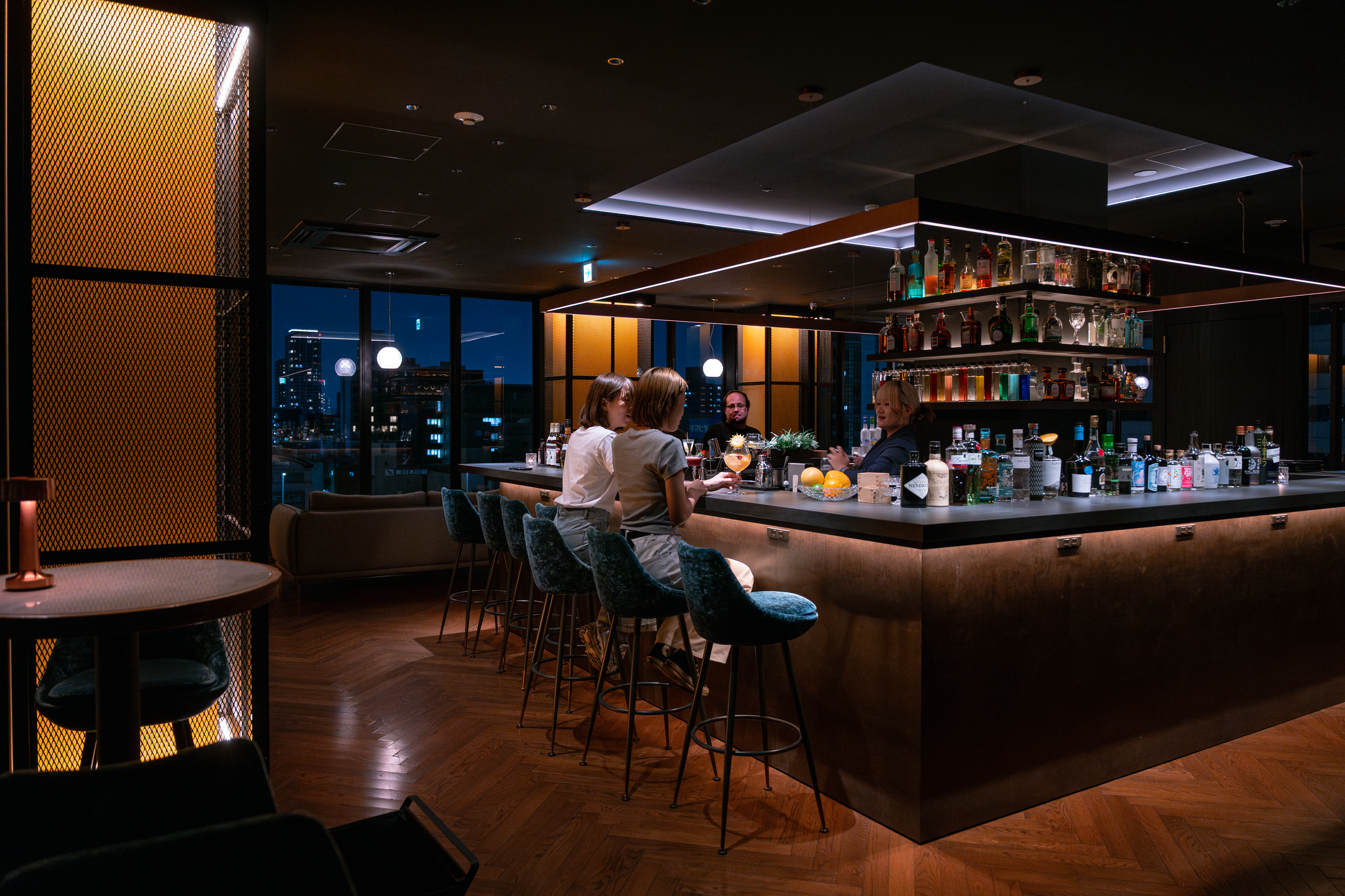 オリジナルとクラシック、100種以上のカクテルから自分の好みを見つける夜