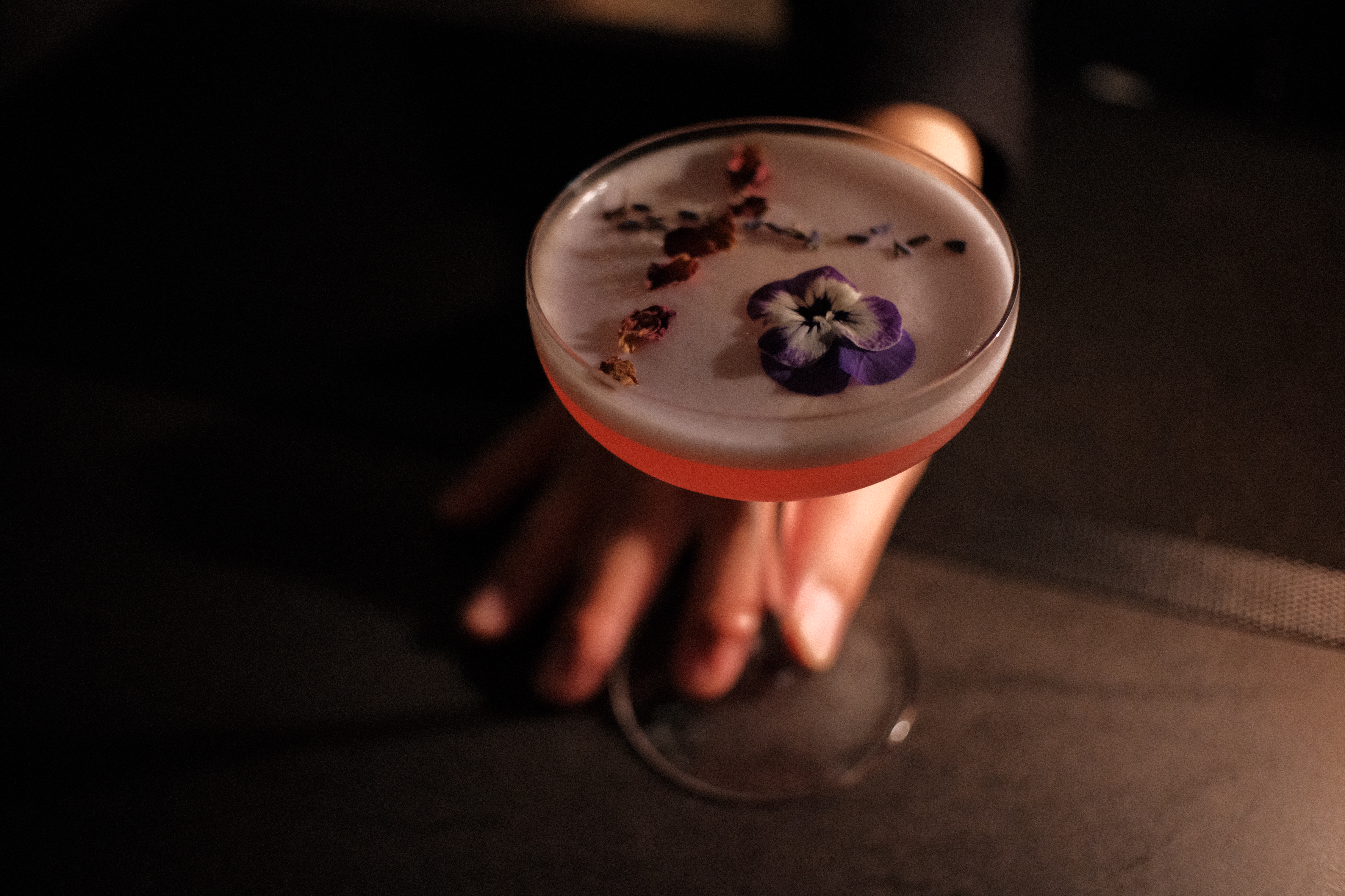 待ち合わせは「最上階」で。アペリティフ（食前酒）から始まる優雅なディナー