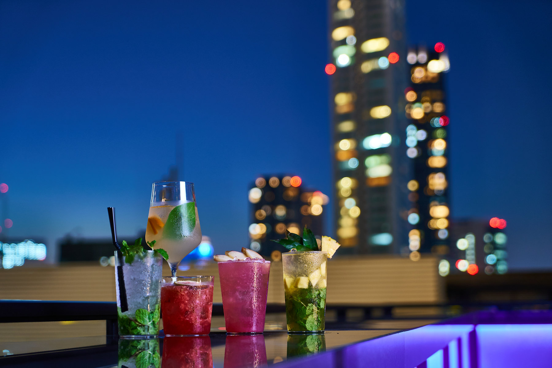 夜景に合う、シグネチャードリンクの数々