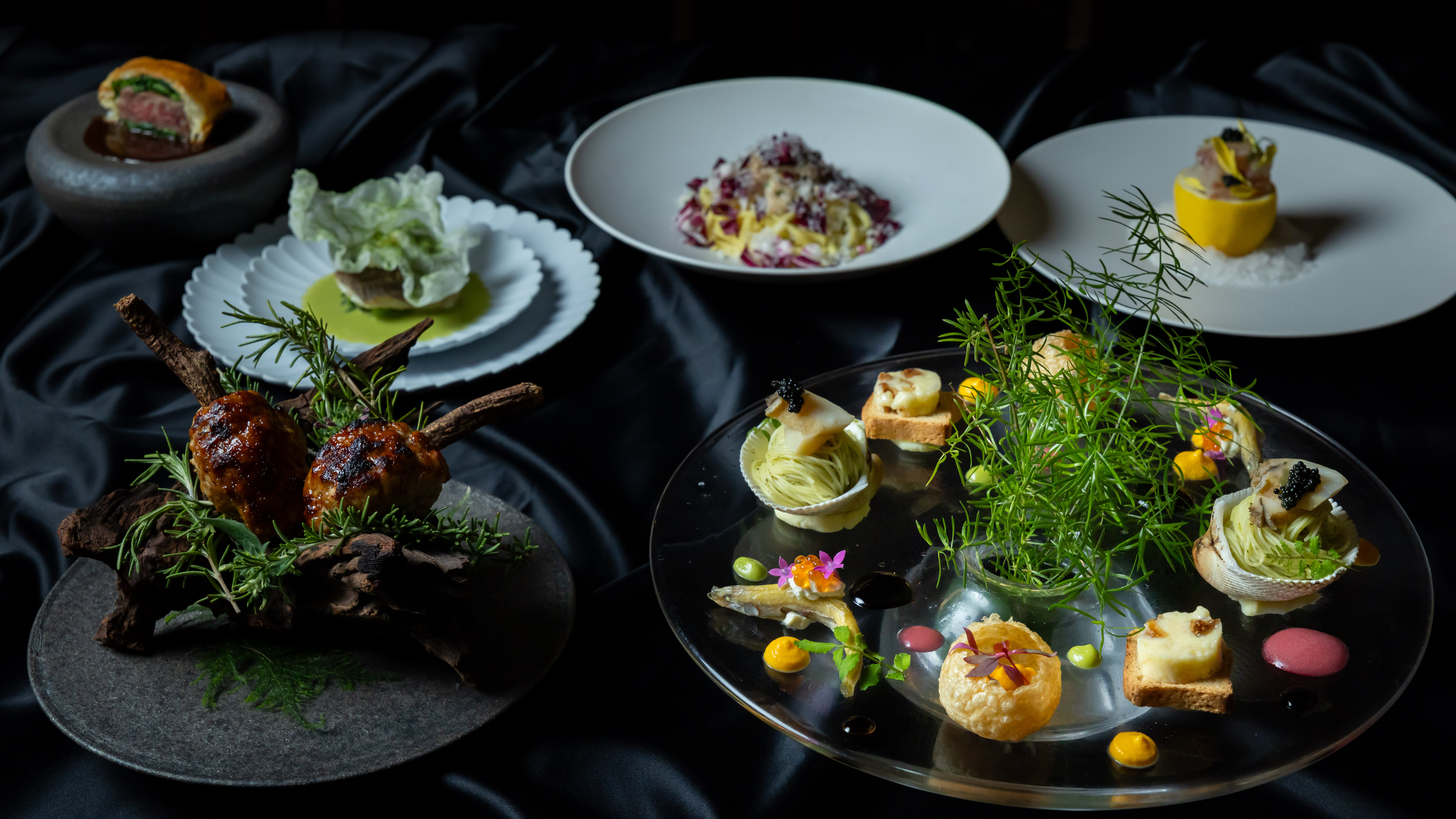 博多の夜デートは、喧騒を忘れる「非日常空間」へ。ムード満点のホテルディナー🍽️