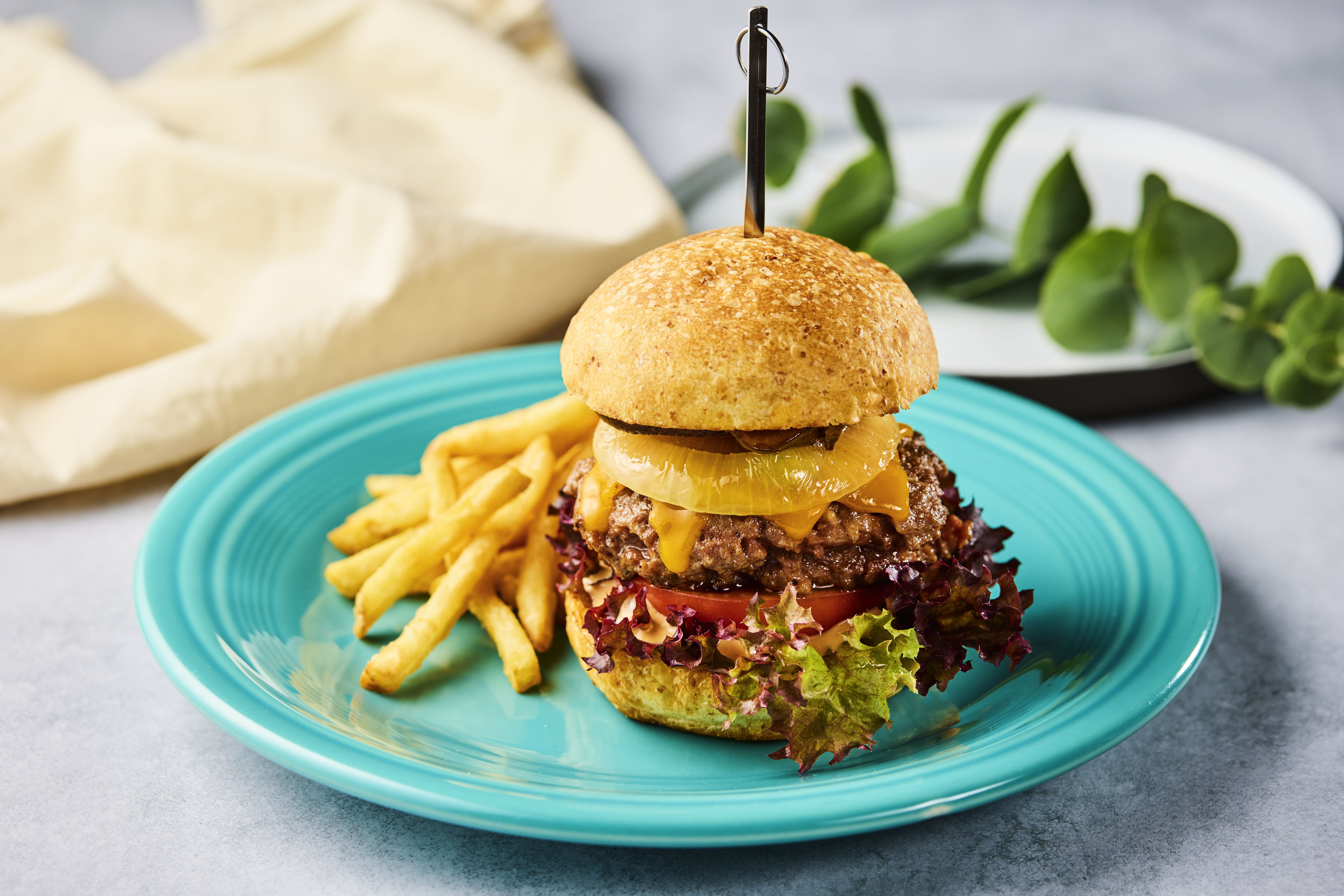 【ランチにおすすめ】クラシックビーフチーズバーガー