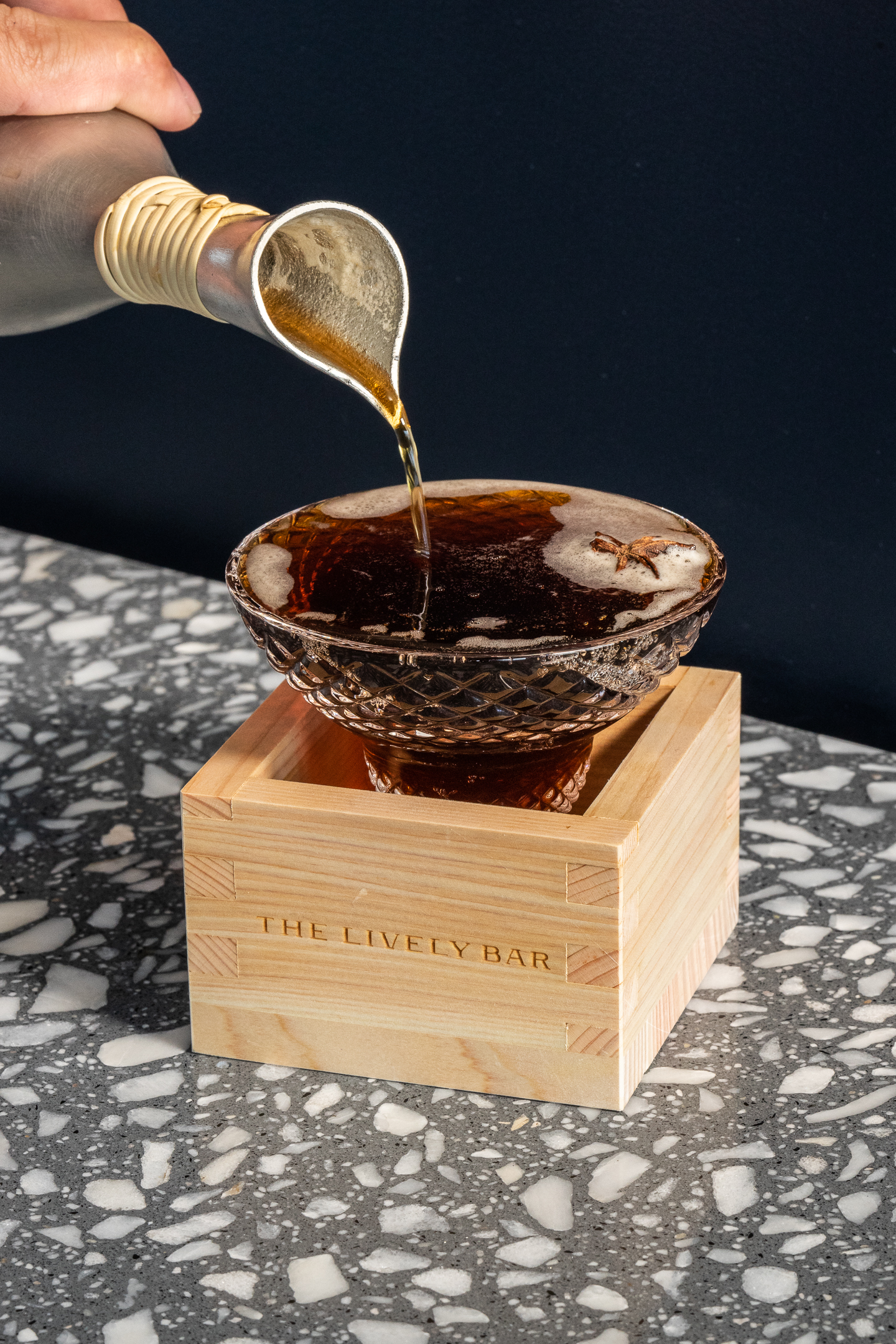 東京の夜に溶け込む。音楽と夜景に身を委ねる「ソロ・バータイム」