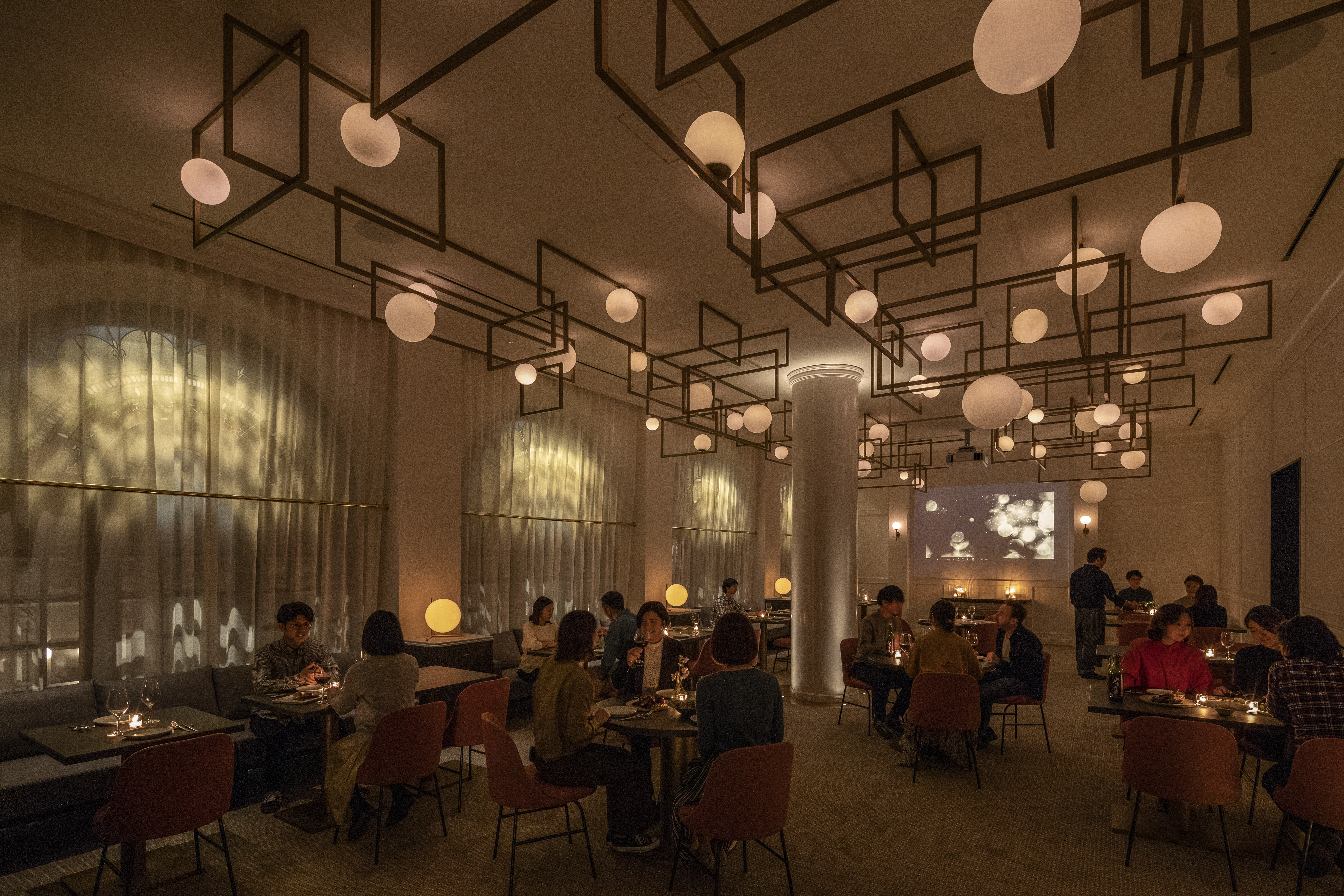 雪降る小樽、ステンドグラスの下で。90年の歴史が醸し出す大人ディナー。