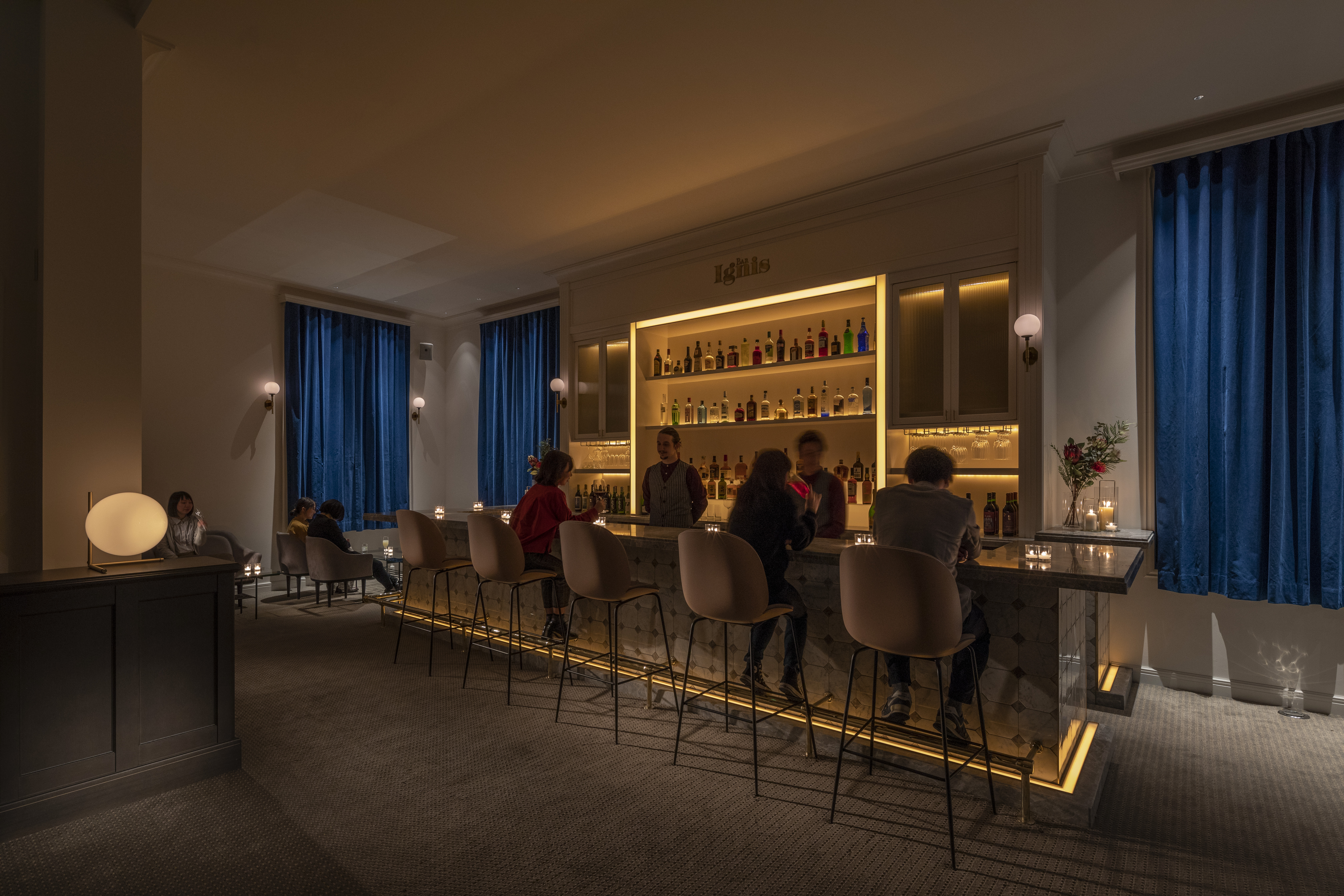 【小樽おしゃれバー】築90年の歴史。重厚なバックシェルフが輝く幻想空間