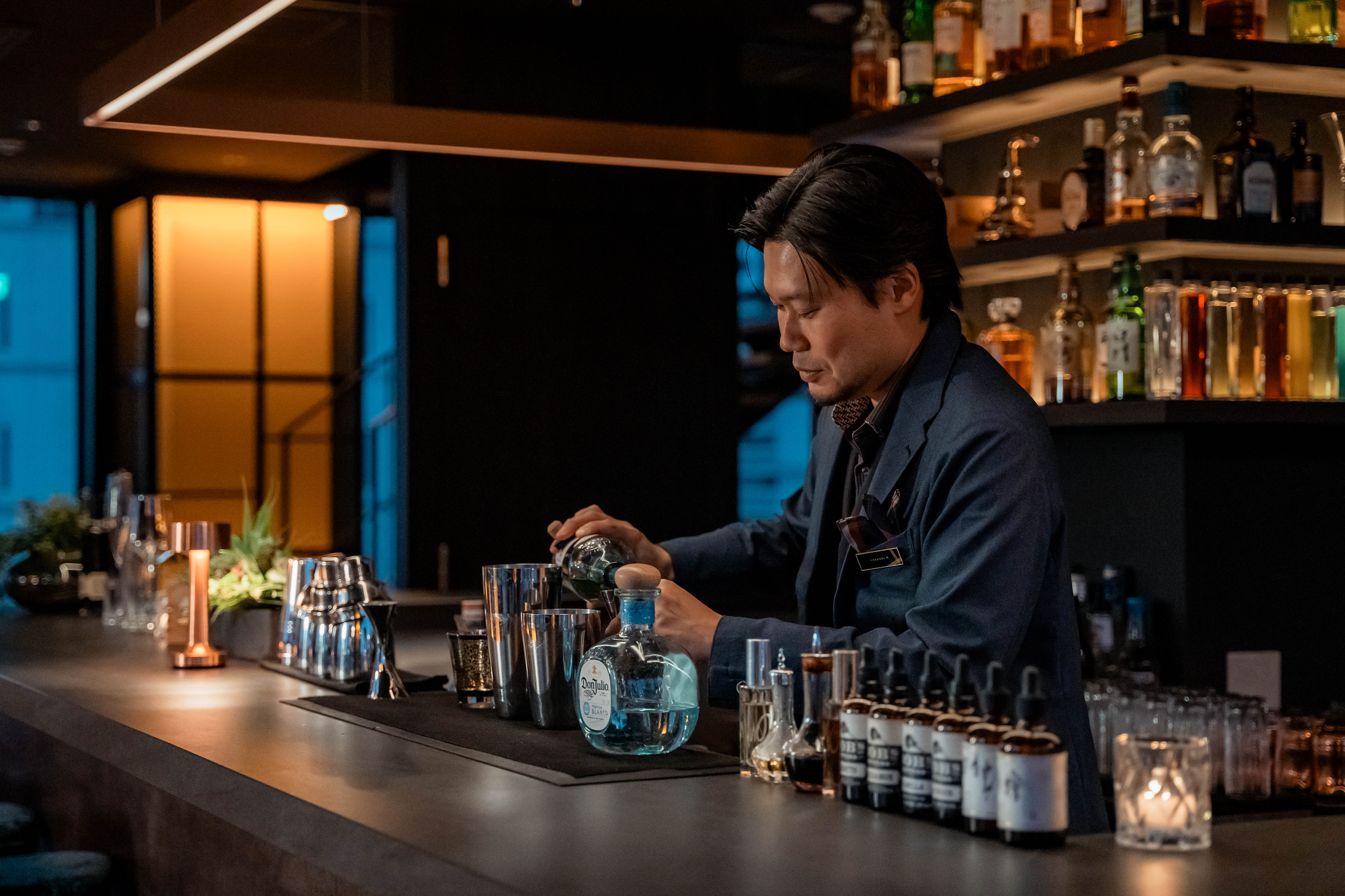 仕事帰りの一杯。いつもの居酒屋を、今夜は「ホテルのバー」に変えてみる