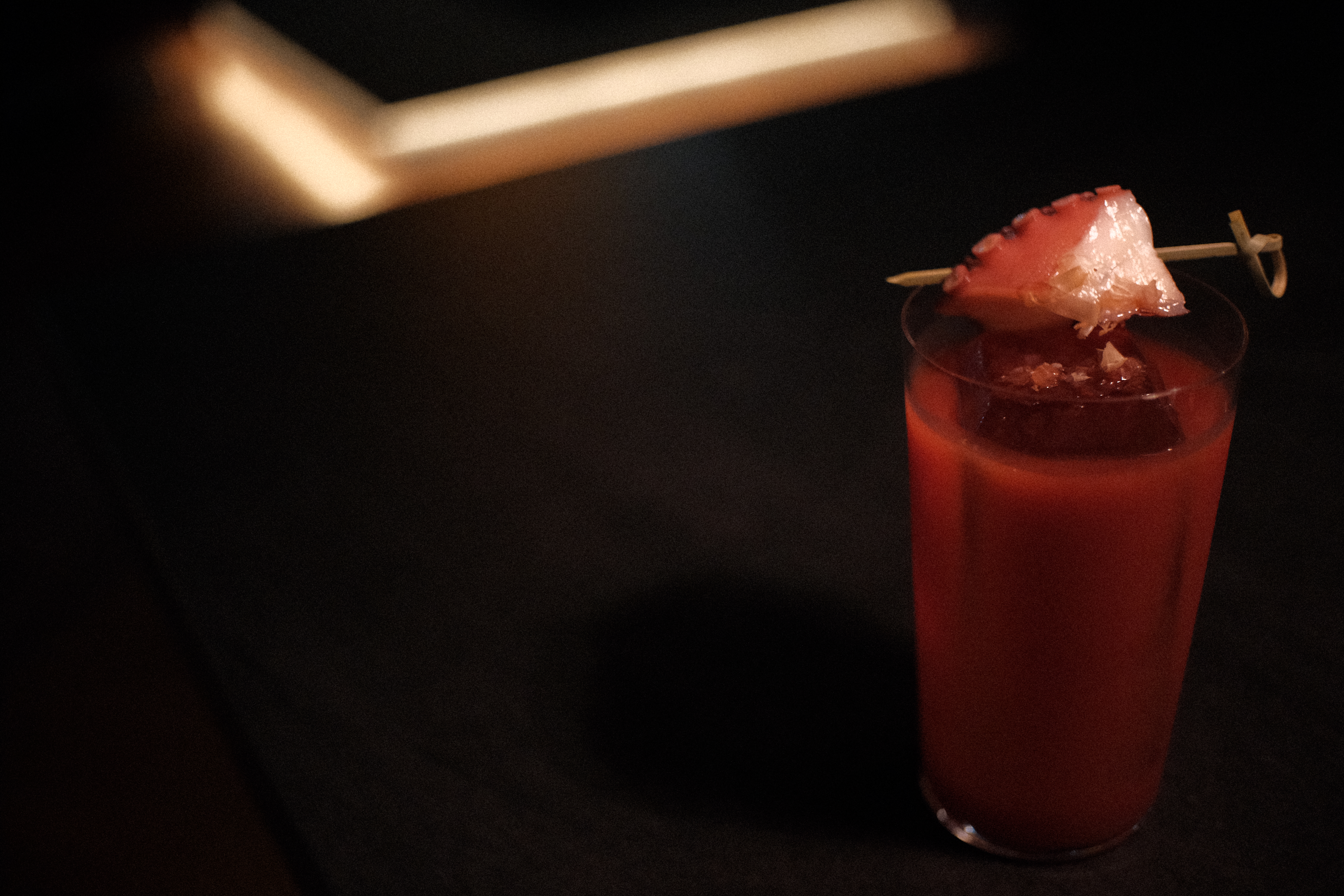 併設するホテル最上階バーで楽しめる、飲むたこ焼き!?