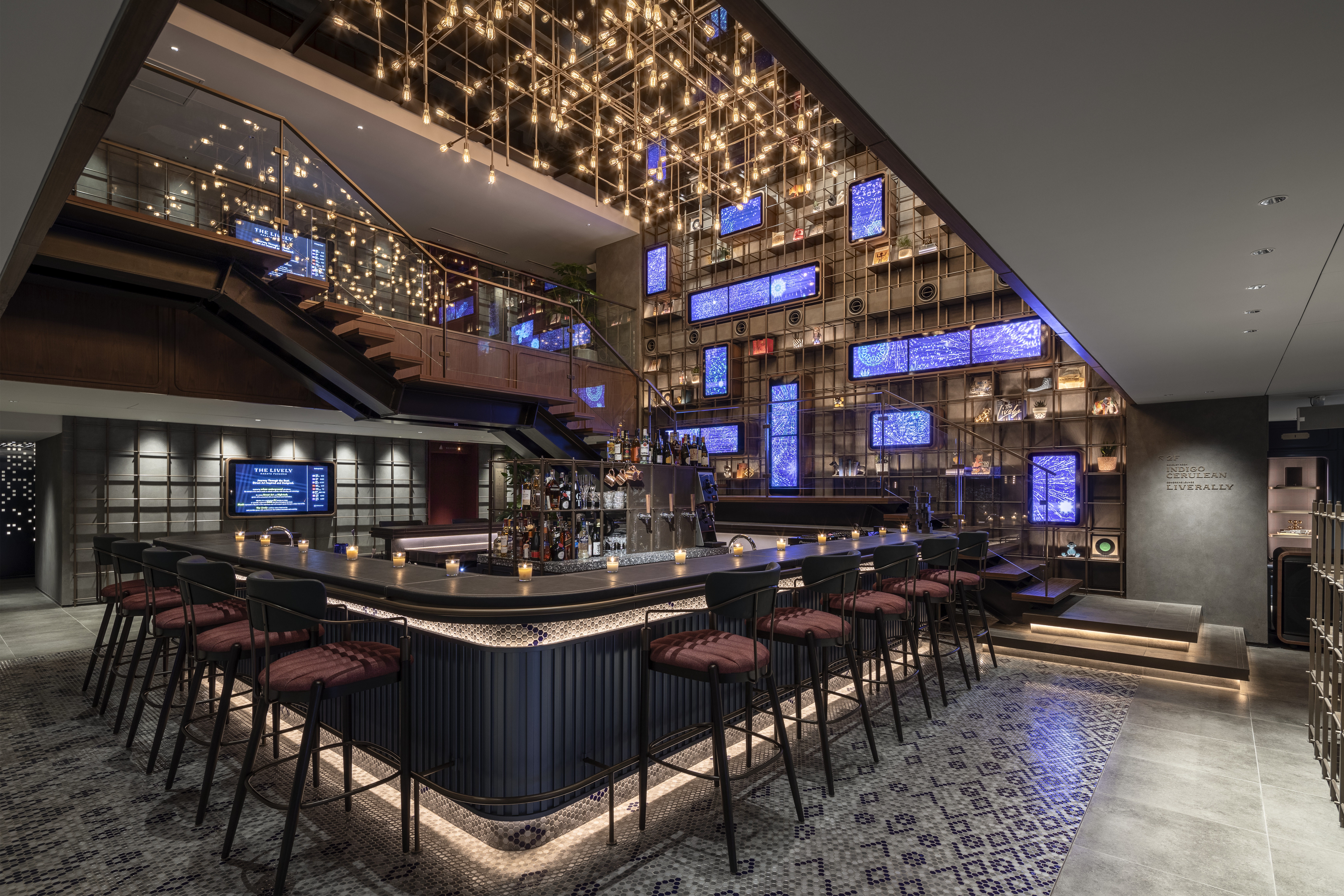 タイトル屋台の熱気のあとは。吹き抜けのバーで、クールダウン