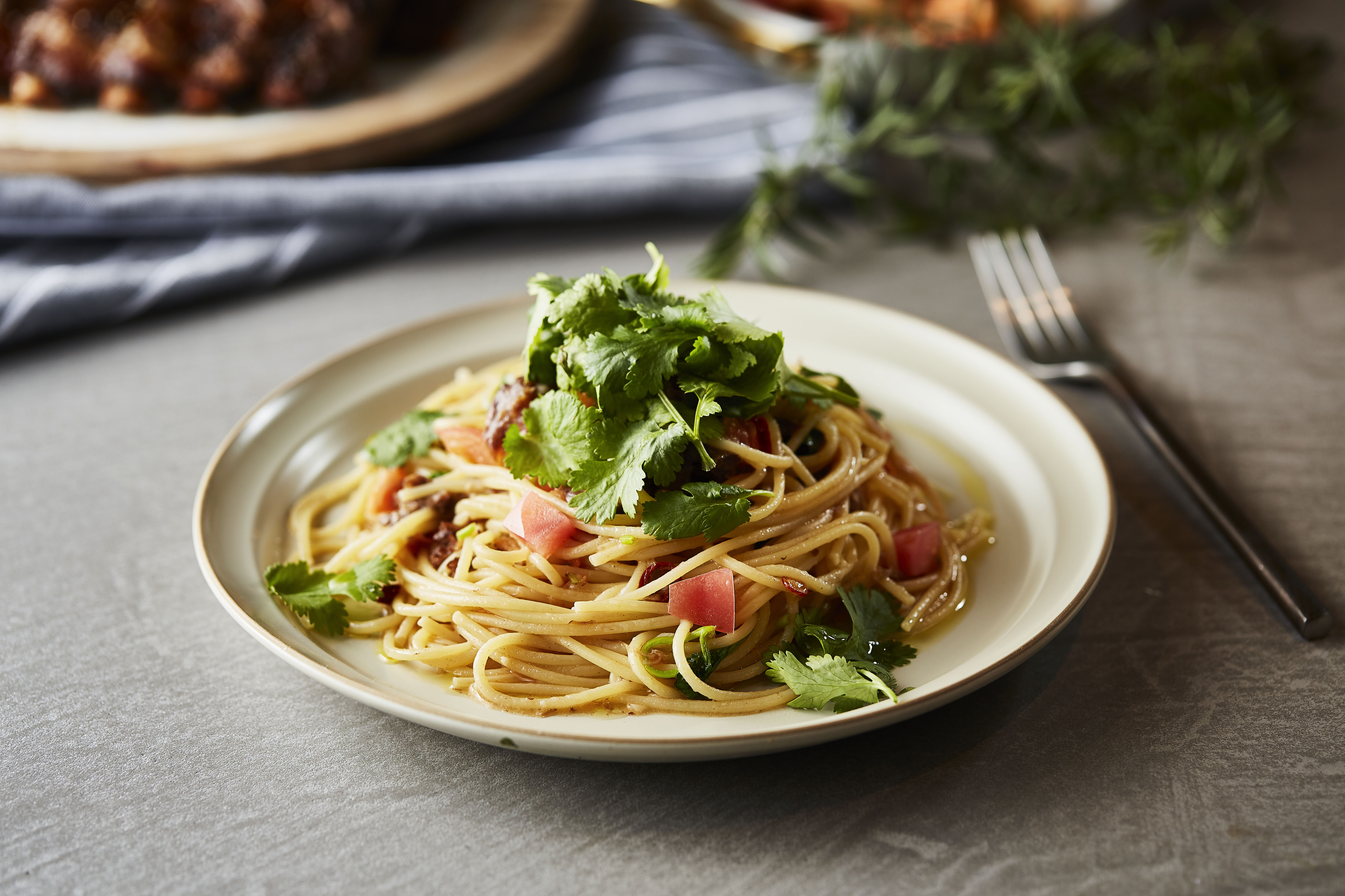やみつきになるうまさのスペアリブとパクチーのパスタ