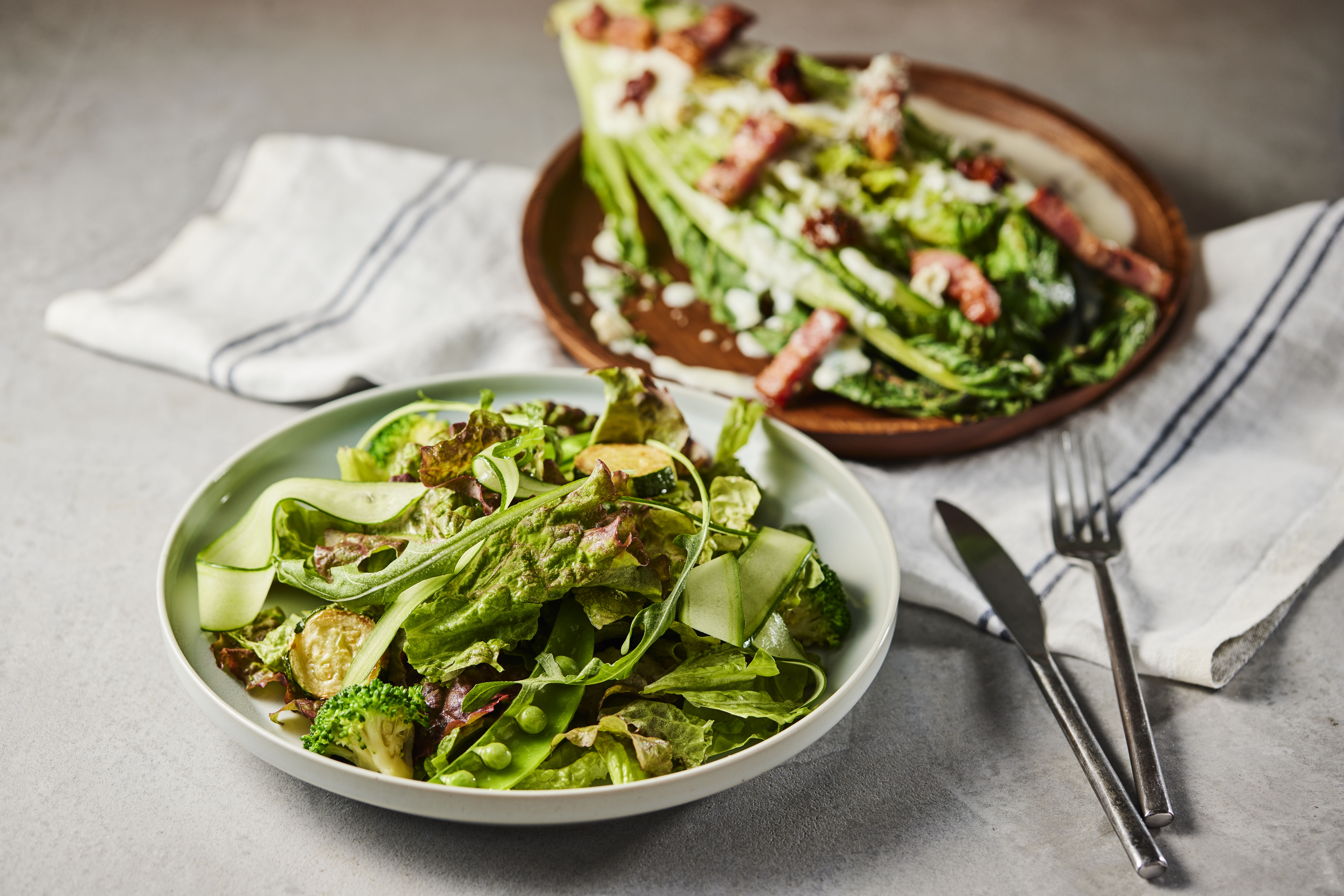 シンプルなサラダを濃厚なドレッシングで