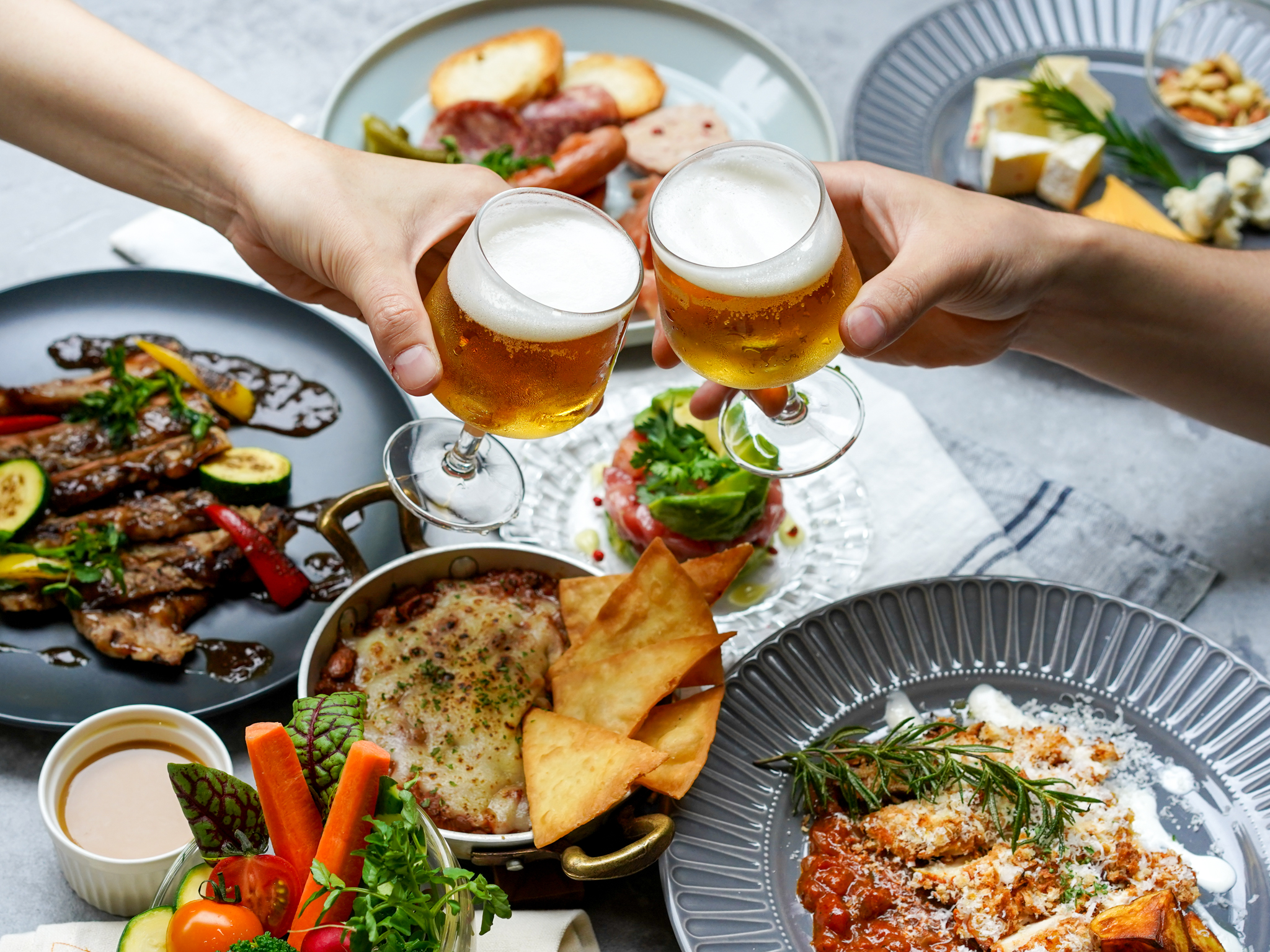 料理を囲んで、気軽に乾杯!