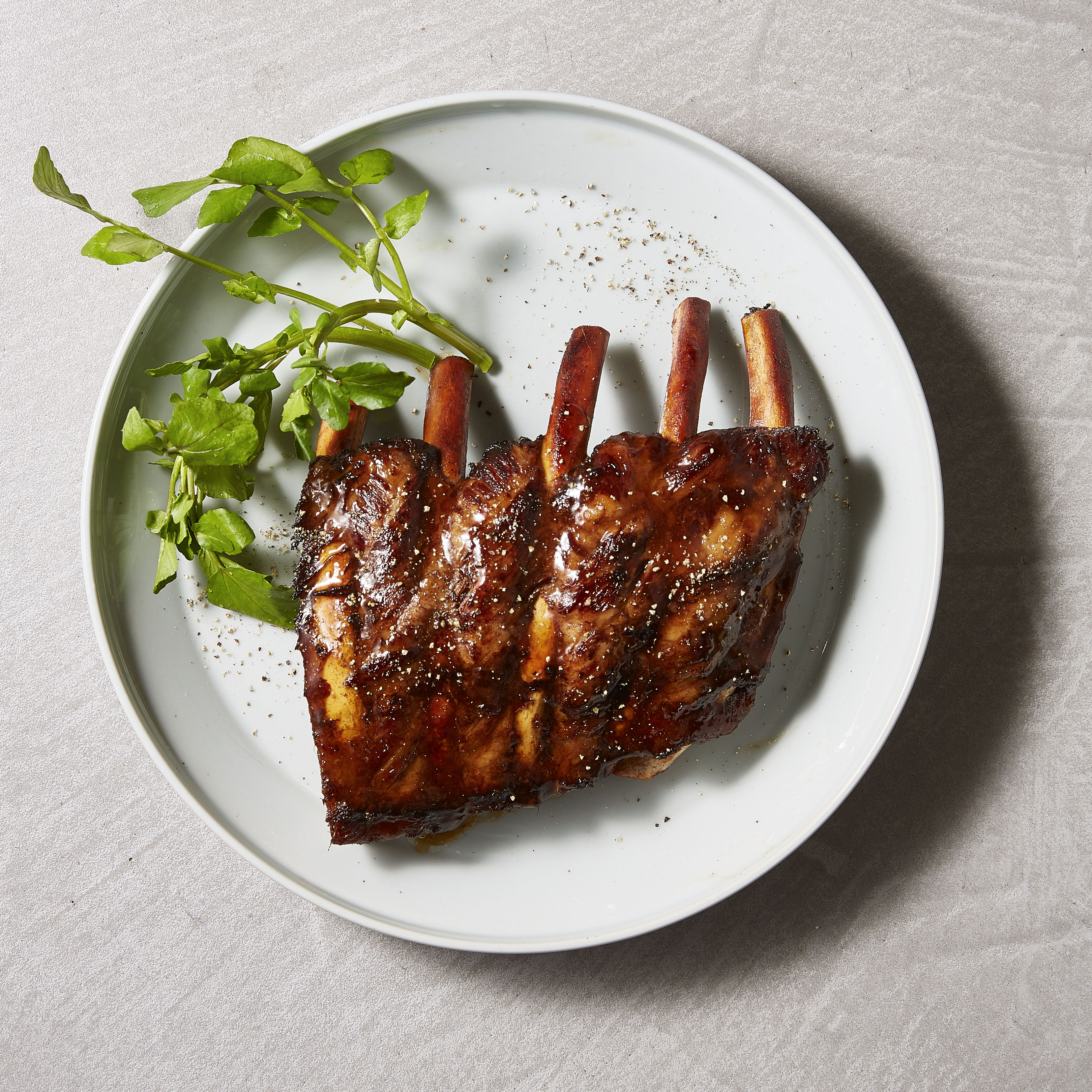 【驚愕の柔らかさ】slash名物、フォークで食べる極上スペアリブ。